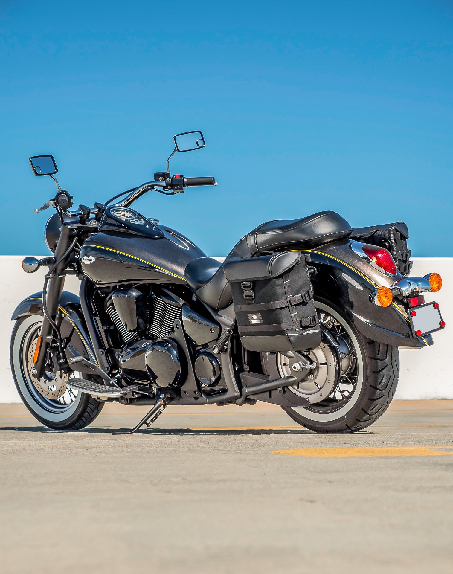 15L - Incognito Quick-Mount Medium Kawasaki Vulcan 900 Classic VN900 Solo Saddlebag (Left Only) v1