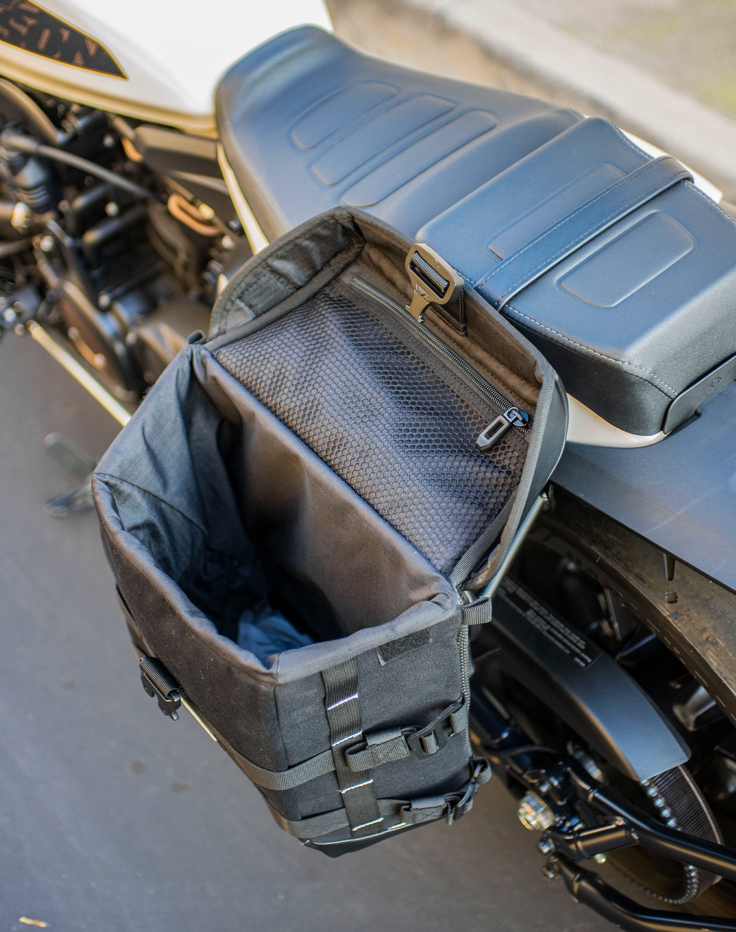 15L - Incognito Quick Mount Medium Solo Saddlebag (Left Only) for Harley Sportster S (RH1250S) RA1 v4