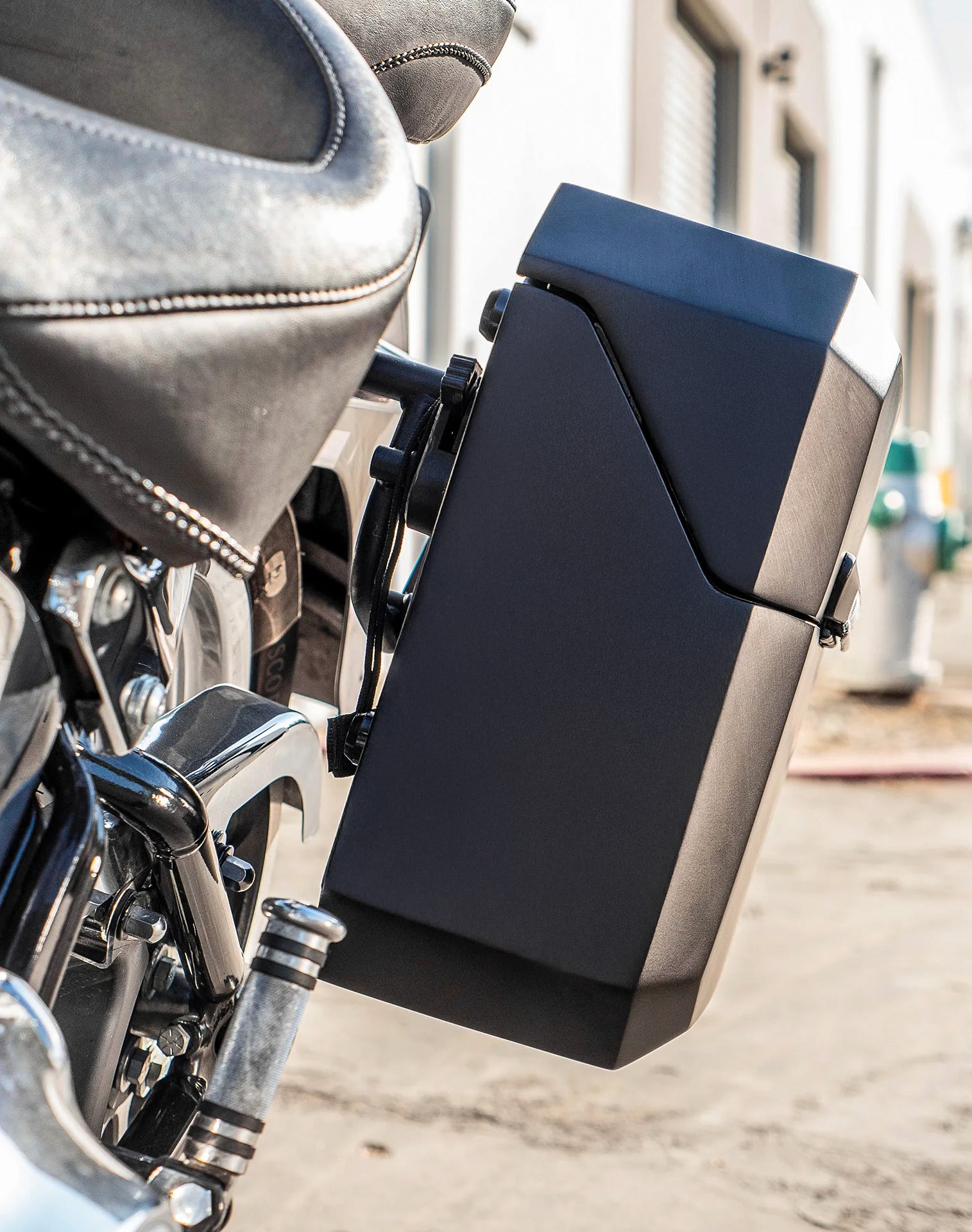 15L - Outlaw Quick Mount Matte Hard Solo Saddlebag (Left Only) for Harley Softail Fat Boy FLSTF/I v3