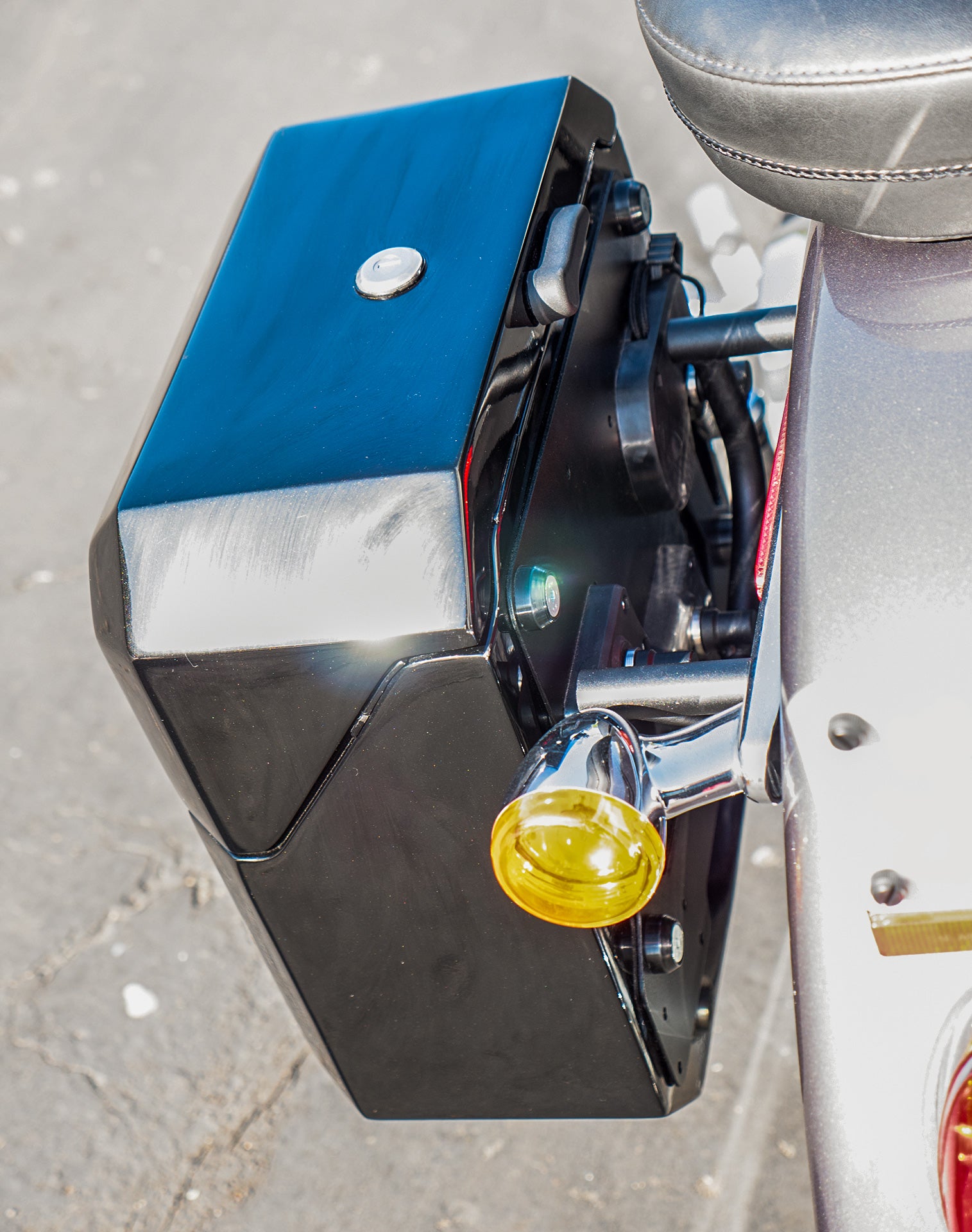 15L - Outlaw Quick Mount Medium Painted Hard Solo Saddlebag (Left Only) for Heritage Classic FLSTC/I v2