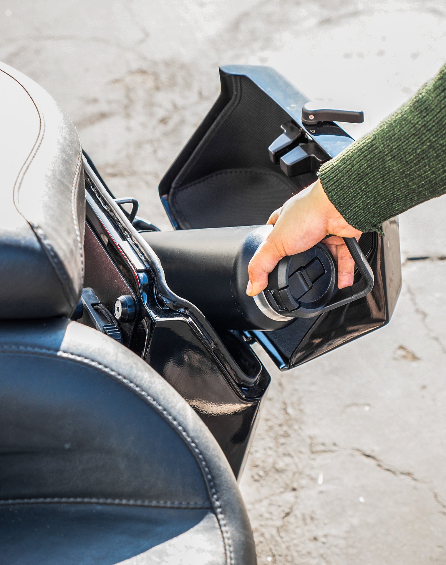 15L - Outlaw Quick Mount Medium Painted Hard Solo Saddlebag (Left Only) for Heritage Classic FLSTC/I v4