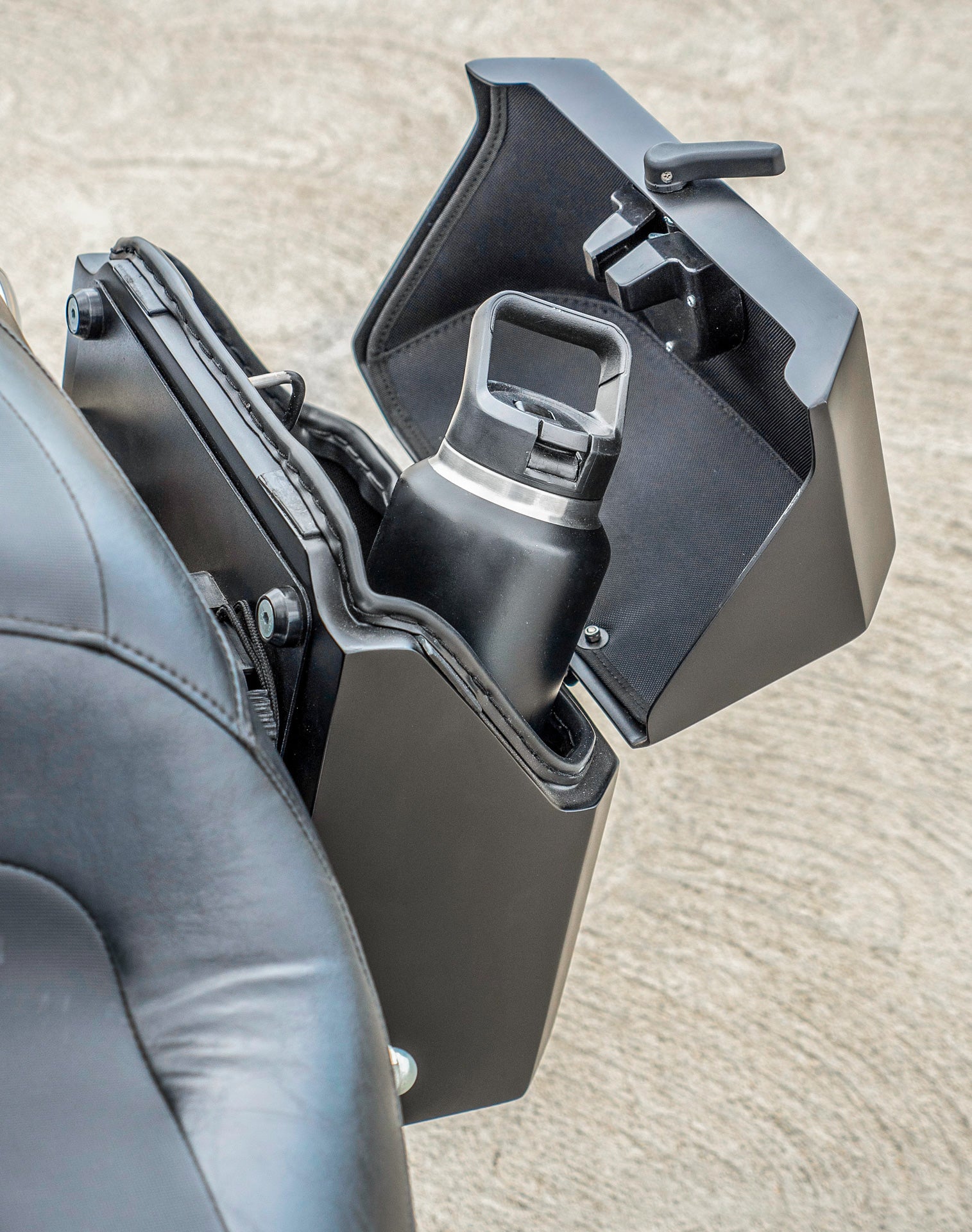 15L - Outlaw Quick Mount Harley Dyna Fat Bob FXDF Matte Hard Solo Saddlebag (Left Only) v4