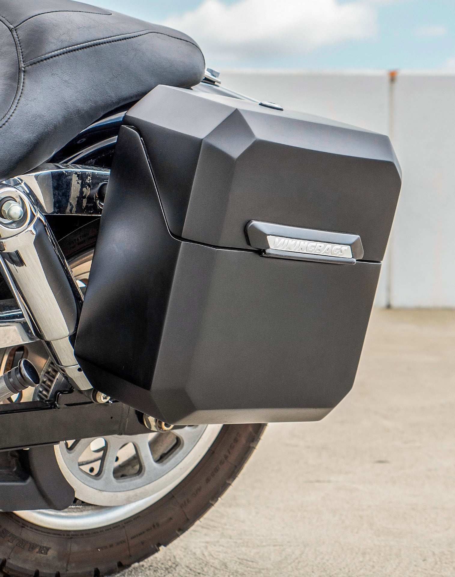 15L - Outlaw Quick Mount Harley Dyna Fat Bob FXDF Matte Hard Solo Saddlebag (Left Only) v3