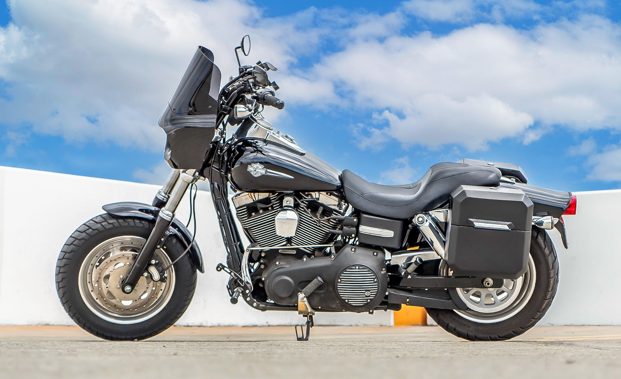 15L - Outlaw Quick Mount Medium Harley Dyna Fat Bob FXDF Matte Hard Solo Saddlebag (Left Only) @expand