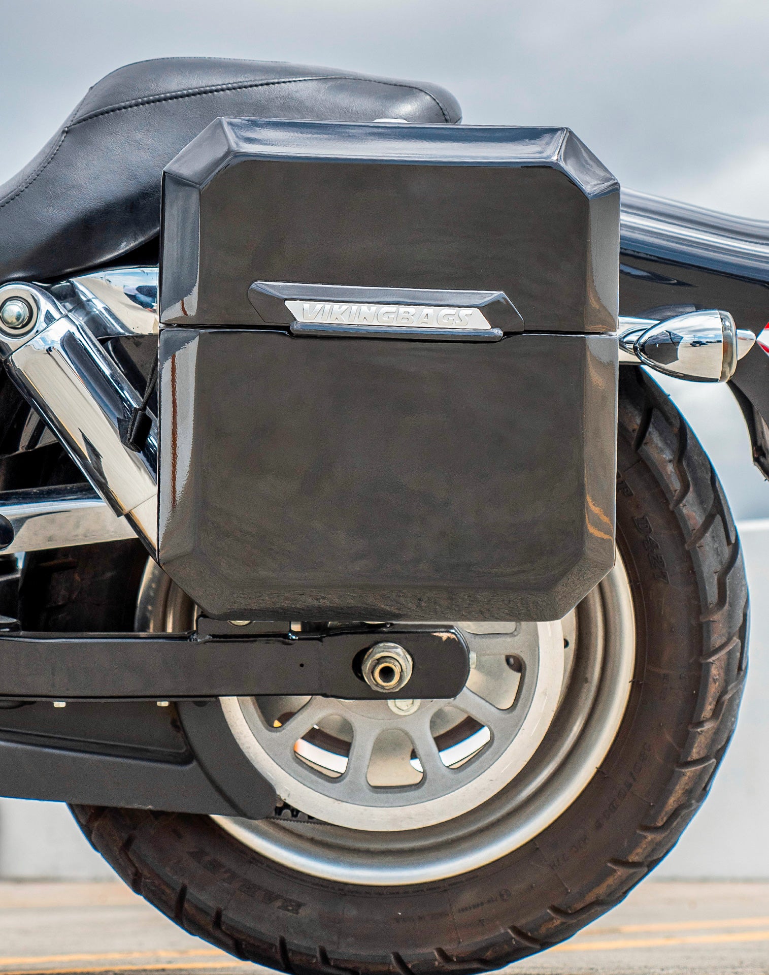 15L - Outlaw Quick Mount Medium Harley Dyna Fat Bob FXDF Painted Hard Solo Saddlebag (Left Only) v2