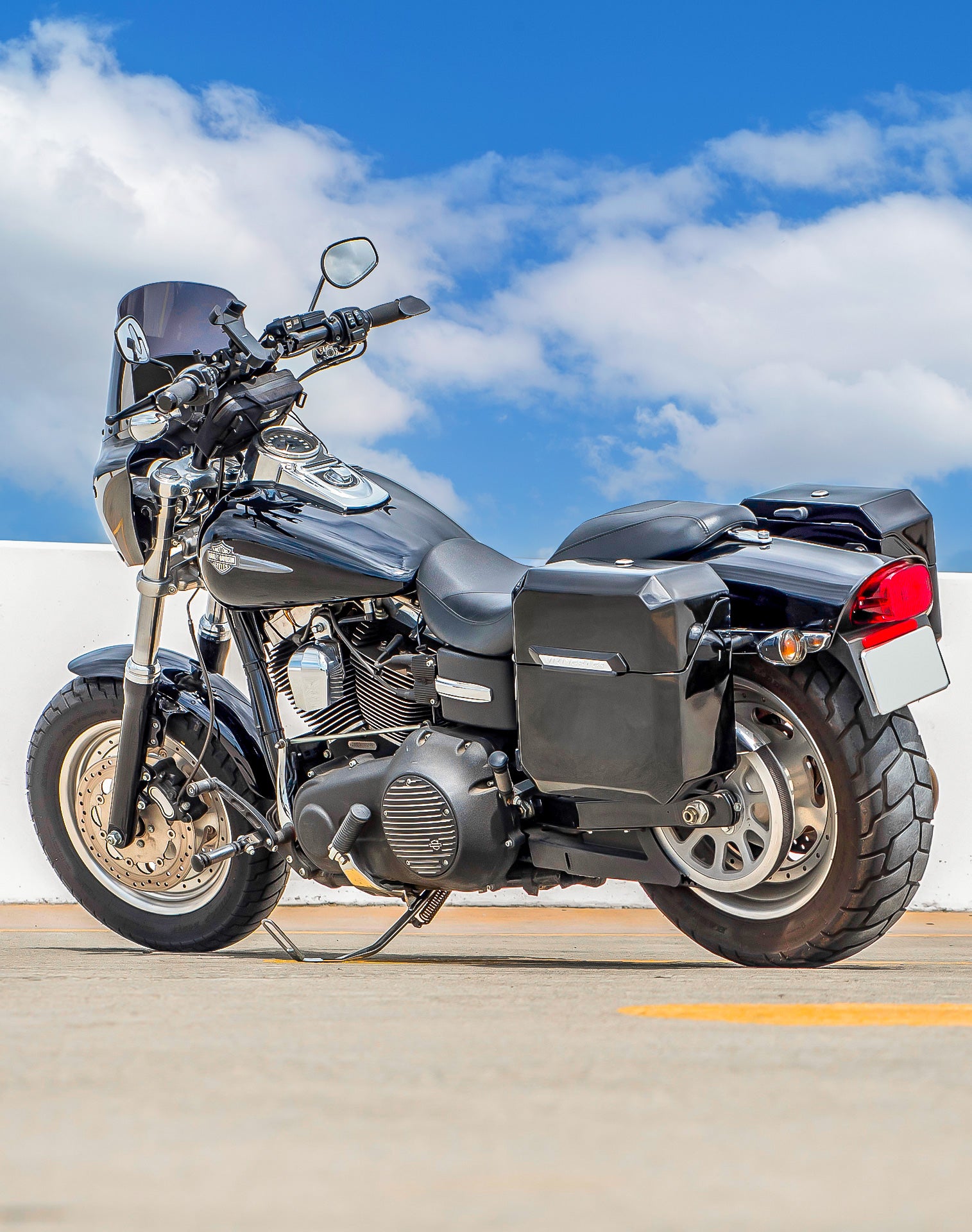 15L - Outlaw Quick Mount Medium Harley Dyna Fat Bob FXDF Painted Hard Solo Saddlebag (Left Only) v1