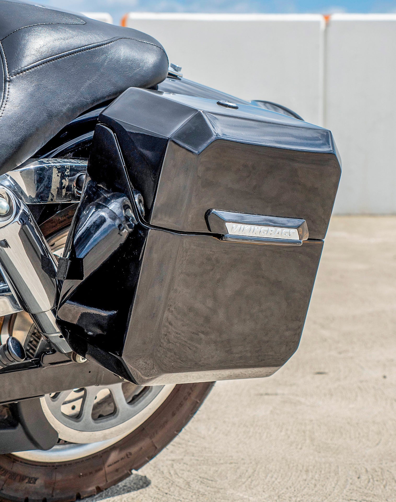 15L - Outlaw Quick Mount Medium Harley Dyna Fat Bob FXDF Painted Hard Solo Saddlebag (Left Only) v3