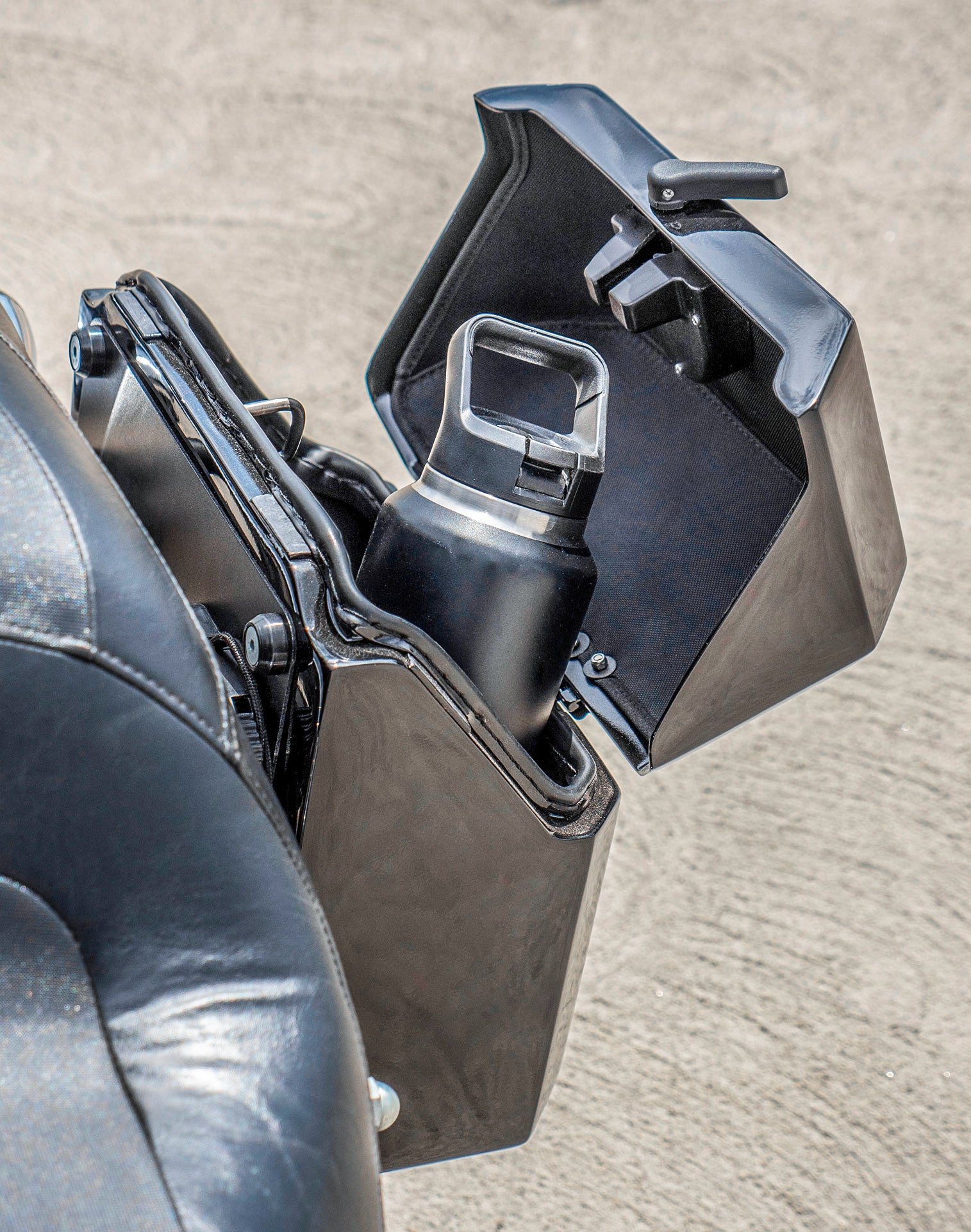 15L - Outlaw Quick Mount Medium Harley Dyna Fat Bob FXDF Painted Hard Solo Saddlebag (Left Only) v4