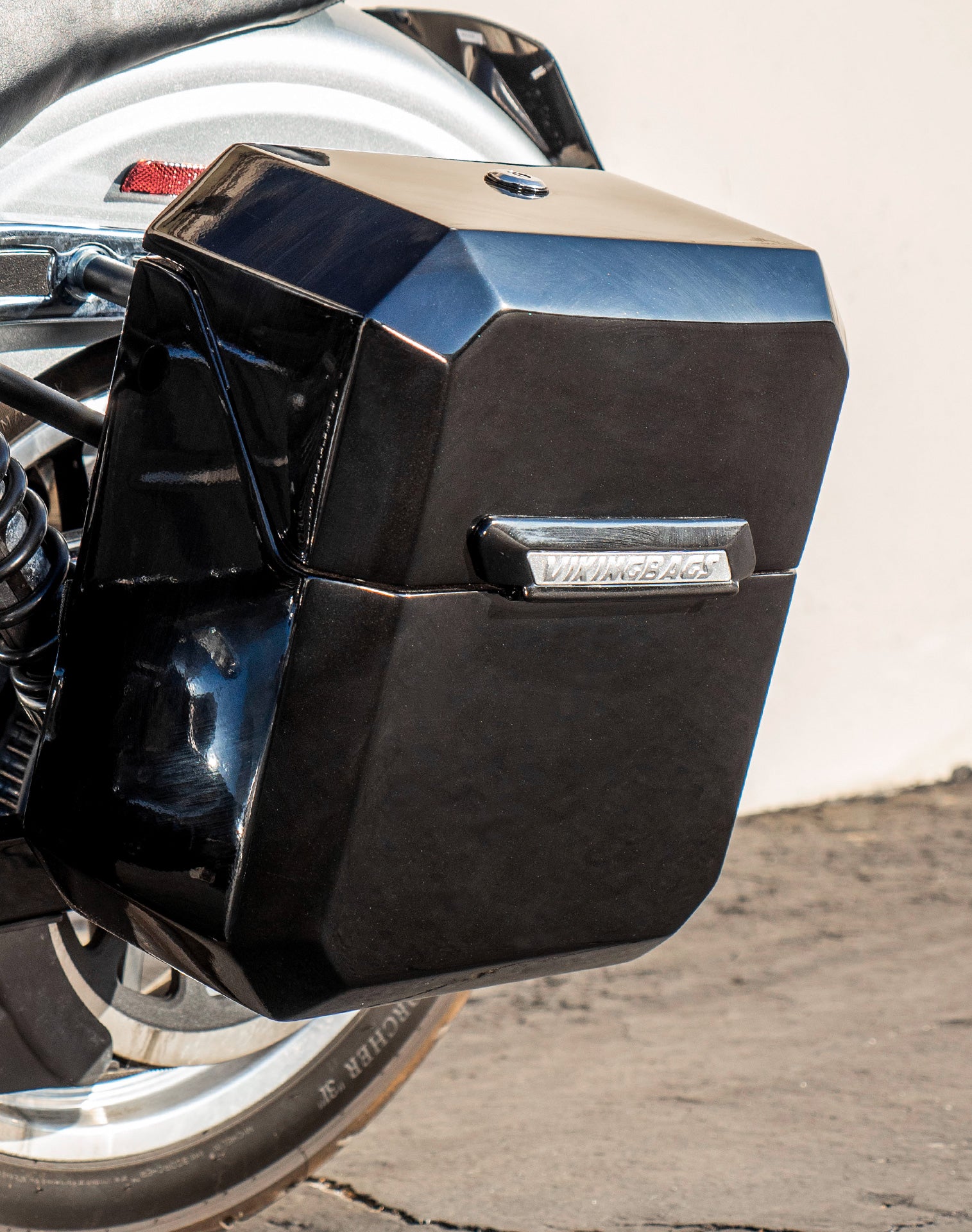 15L - Outlaw Quick Mount Medium Harley Dyna Low Rider FXDL Painted Hard Solo Saddlebag (Left Only) v2