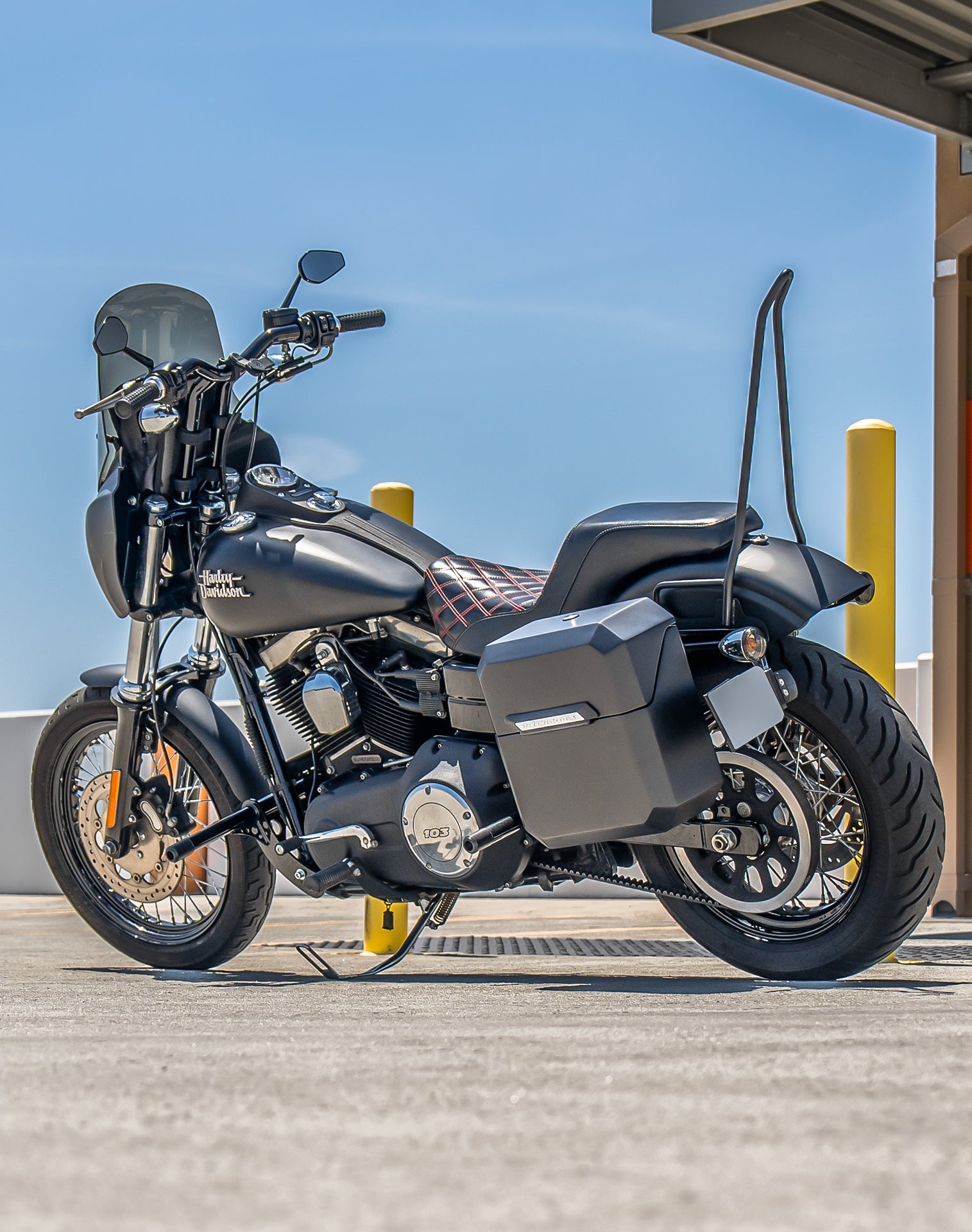 15L - Outlaw Quick Mount Medium Harley Dyna Street Bob FXDB Matte Hard Solo Saddlebag (Left Only) v1