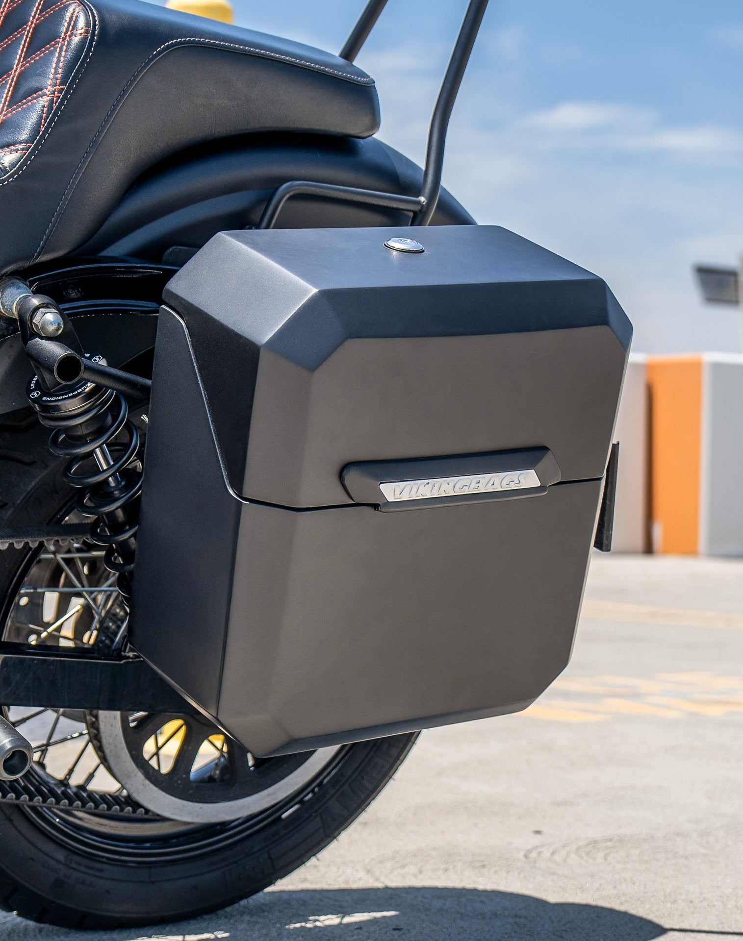 15L - Outlaw Quick Mount Medium Harley Dyna Street Bob FXDB Matte Hard Solo Saddlebag (Left Only) v3