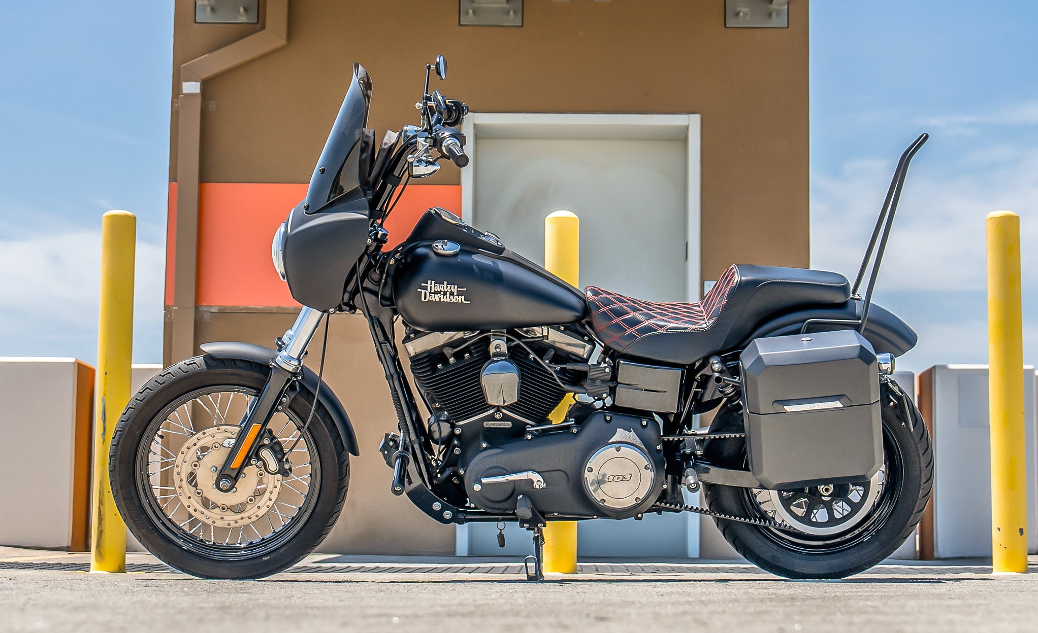 15L - Outlaw Quick Mount Medium Harley Dyna Street Bob FXDB Matte Hard Solo Saddlebag (Left Only) @expand