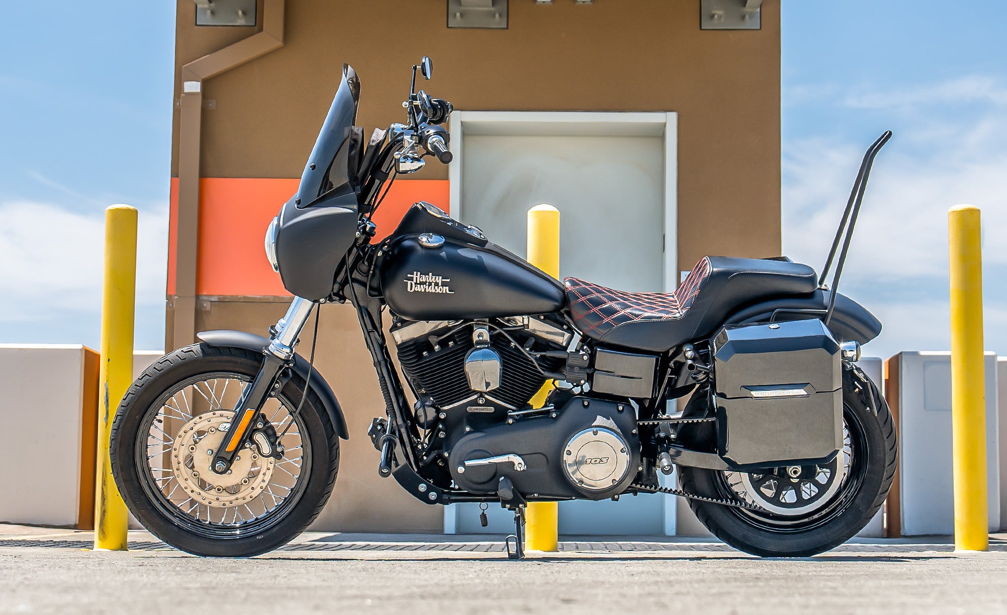 15L - Outlaw Quick Mount Medium Harley Dyna Street Bob FXDB Painted Hard Solo Saddlebag (Left Only) @expand