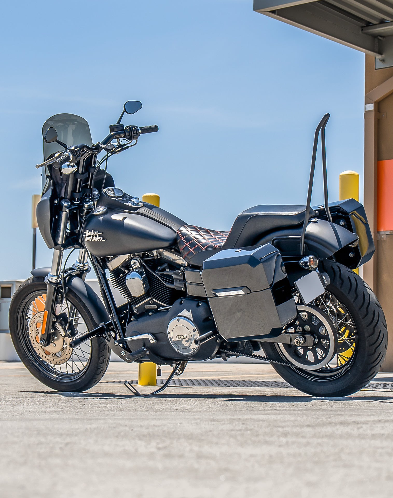 15L - Outlaw Quick Mount Medium Harley Dyna Street Bob FXDB Painted Hard Solo Saddlebag (Left Only) v1