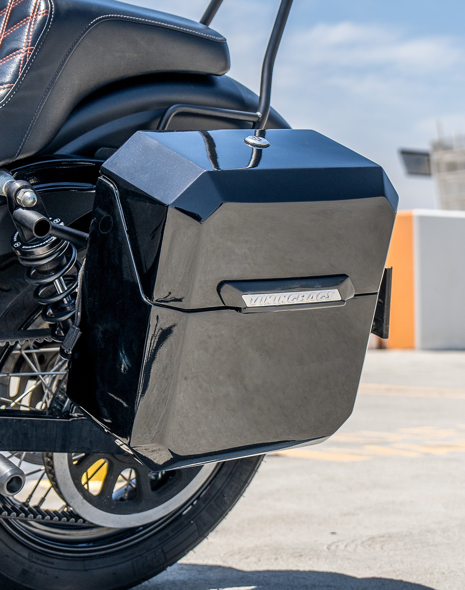 15L - Outlaw Quick Mount Medium Harley Dyna Street Bob FXDB Painted Hard Solo Saddlebag (Left Only) v3