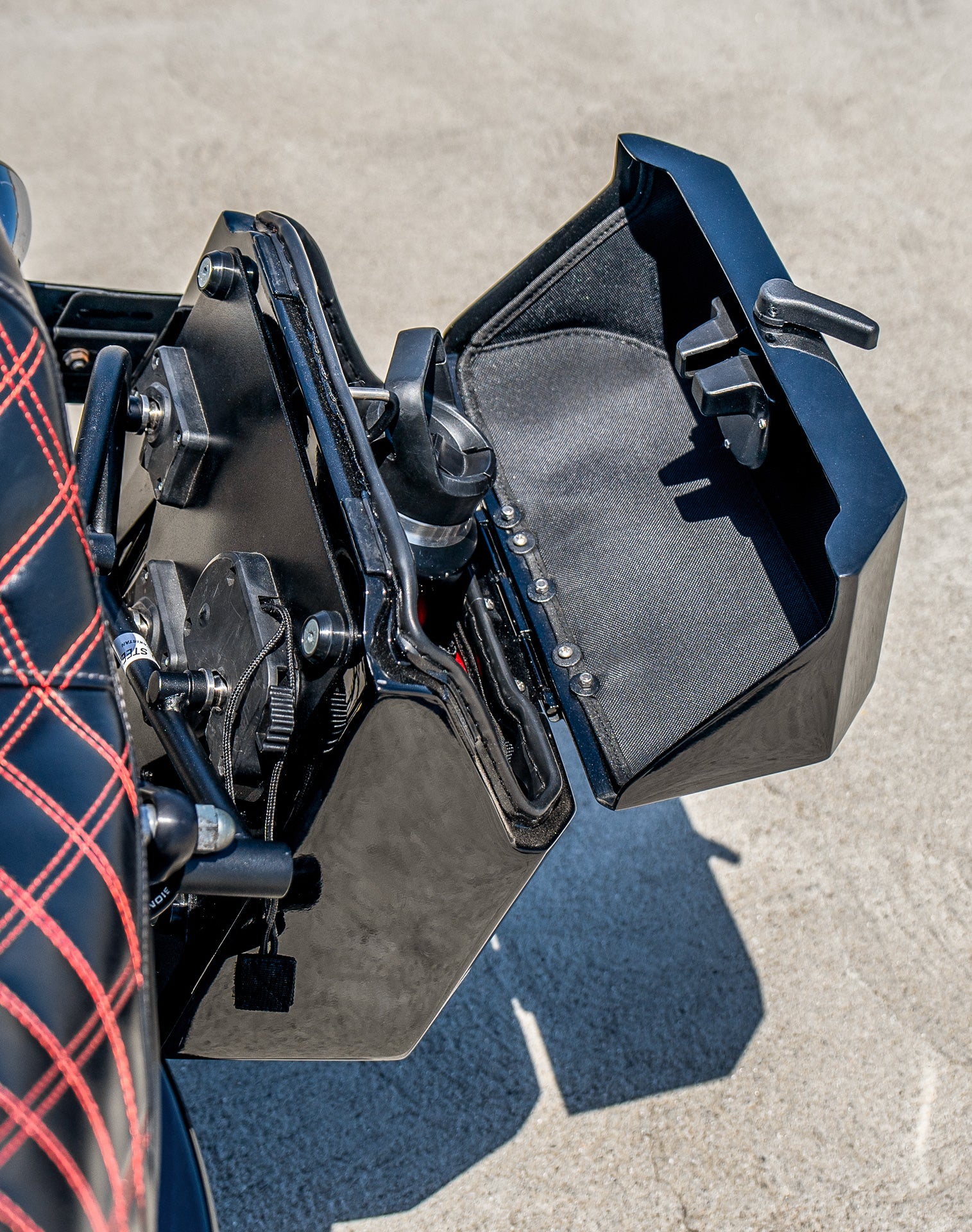 15L - Outlaw Quick Mount Medium Harley Dyna Street Bob FXDB Painted Hard Solo Saddlebag (Left Only) v4