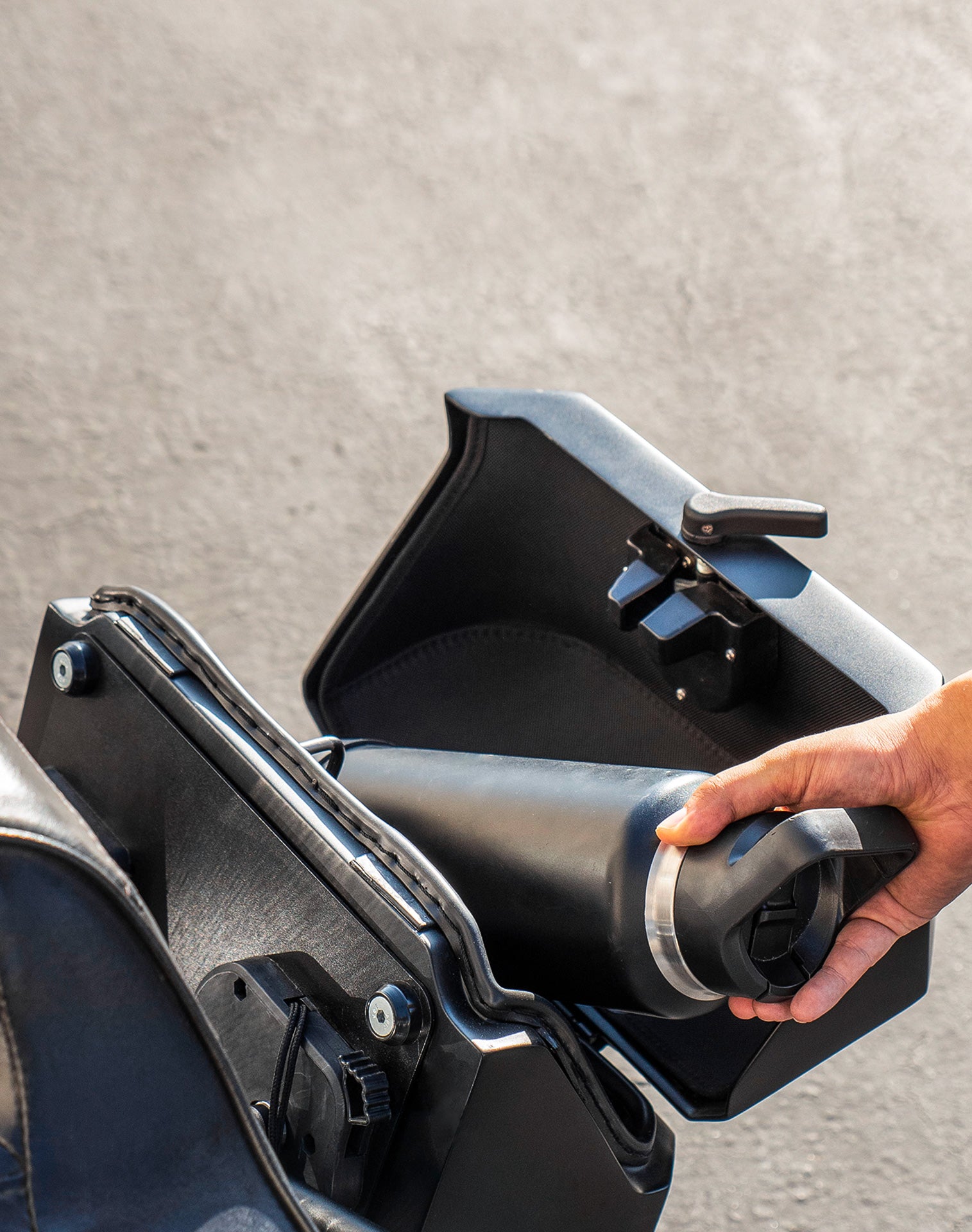 15L - Outlaw Quick Mount Harley Dyna Wide Glide FXDWG Matte Hard Solo Saddlebag (Left Only) v4