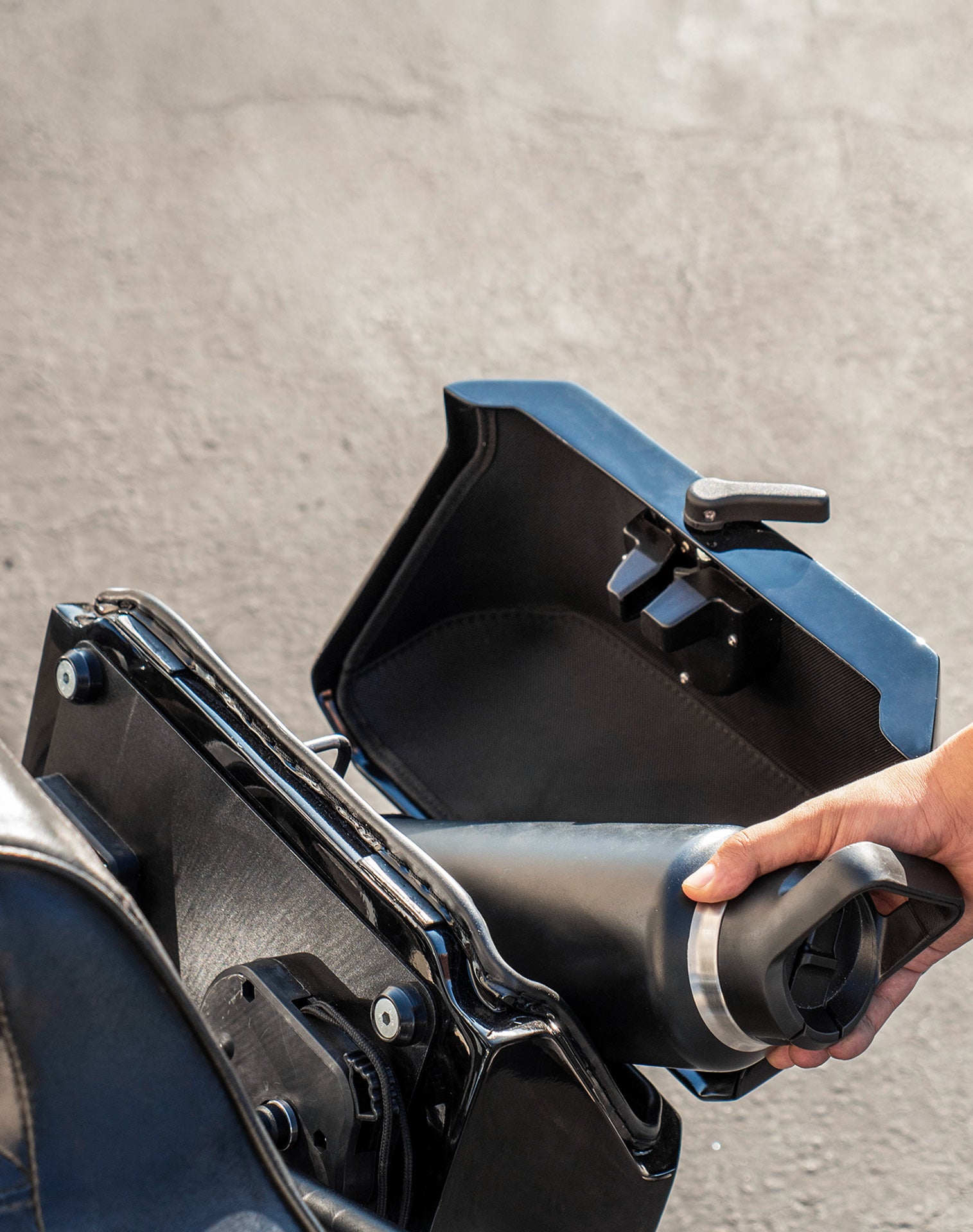 15L - Outlaw Quick Mount Medium Harley Dyna Wide Glide FXDWG Painted Hard Solo Saddlebag (Left Only) v4