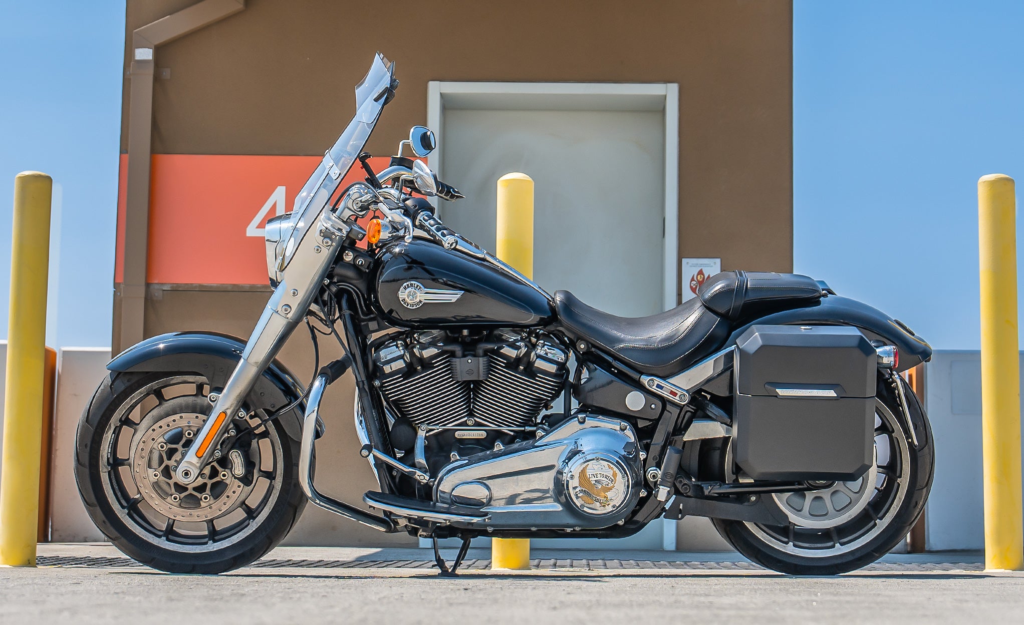 15L - Outlaw Quick Mount Medium Harley Softail Fat Boy FLFB/S Matte Hard Solo Saddlebag (Left Only) @expand