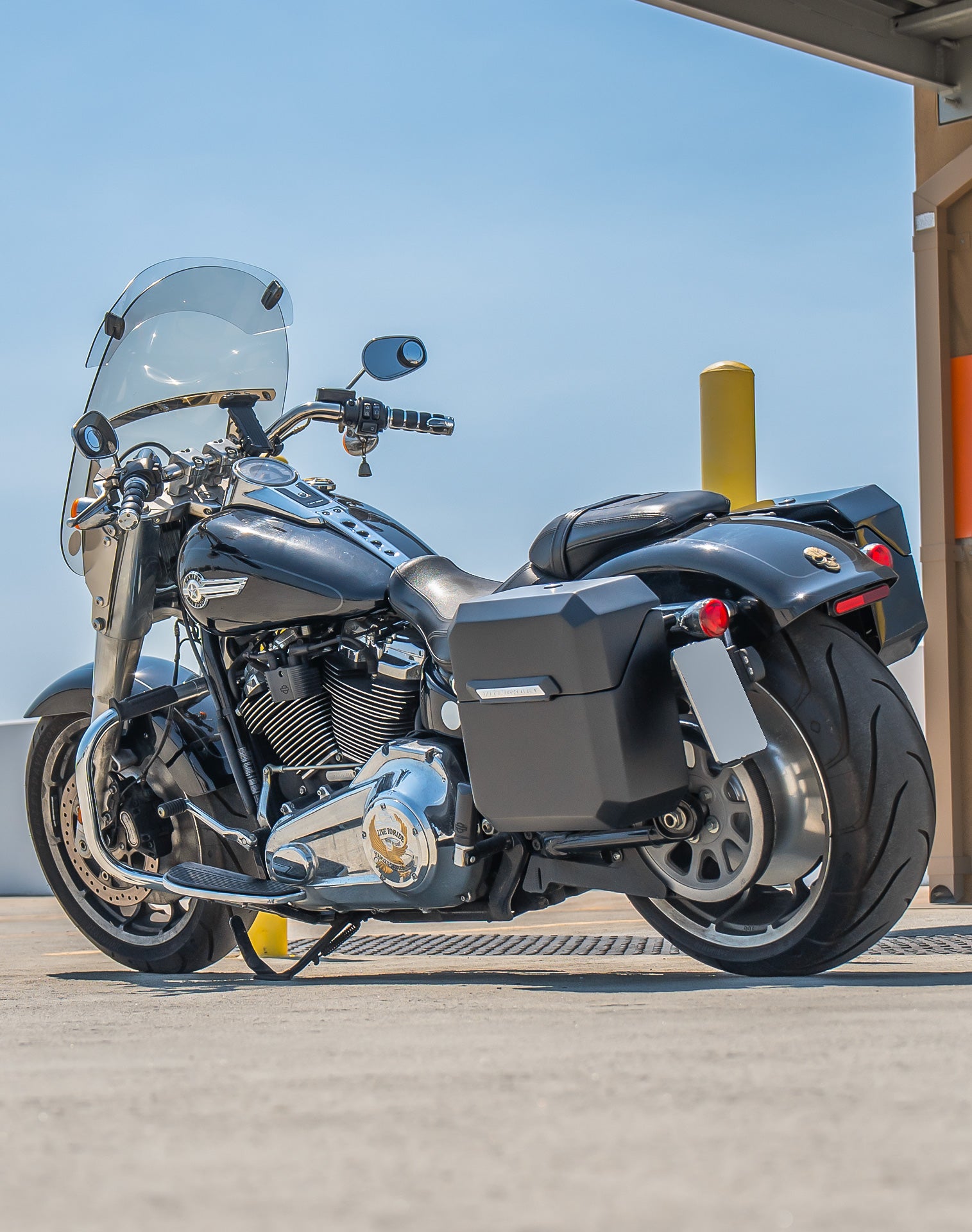 15L - Outlaw Quick Mount Medium Harley Softail Fat Boy FLFB/S Matte Hard Solo Saddlebag (Left Only) v1