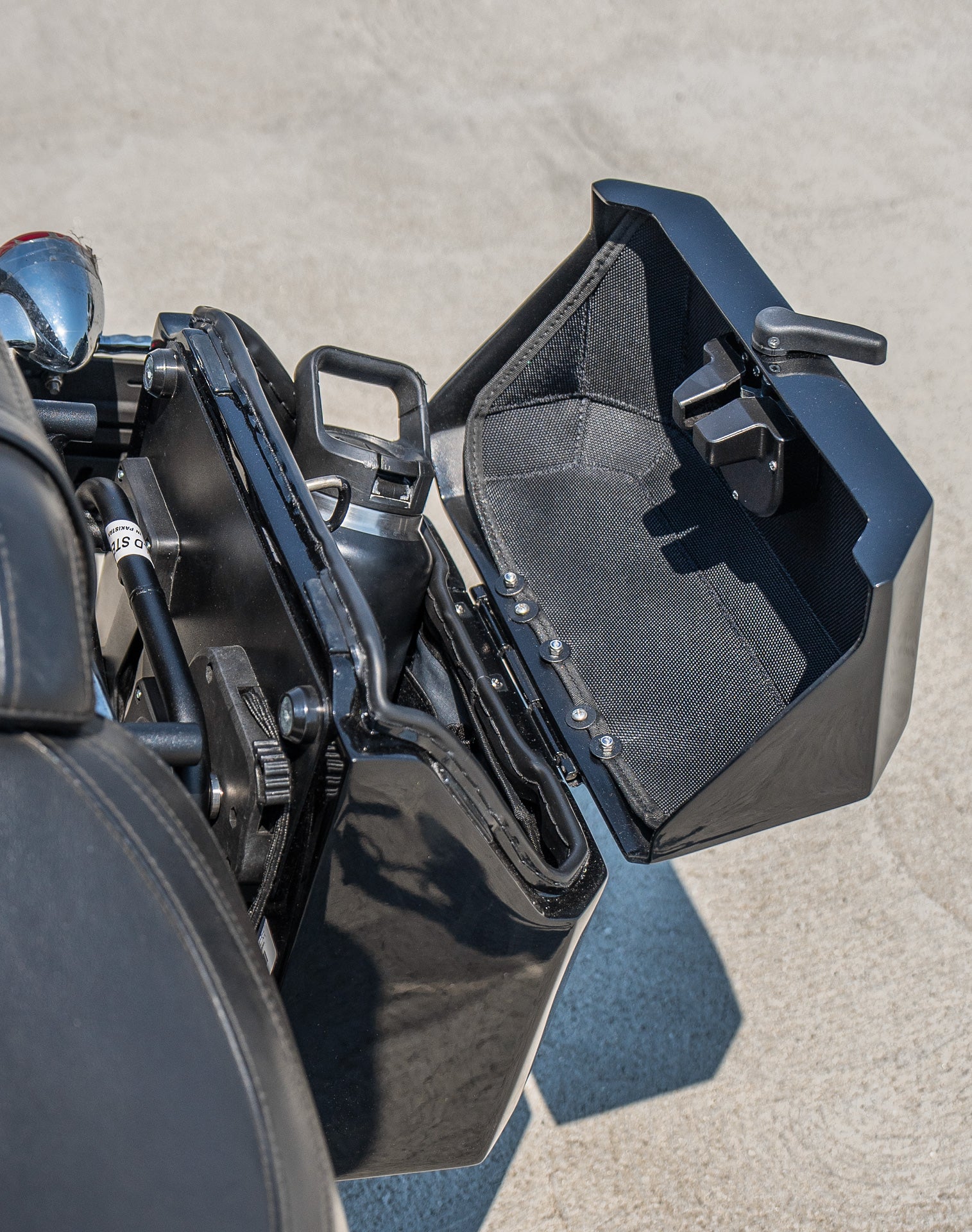 15L - Outlaw Quick Mount Medium Harley Softail Fat Boy FLFB/S Painted Hard Solo Saddlebag (Left Only) v4