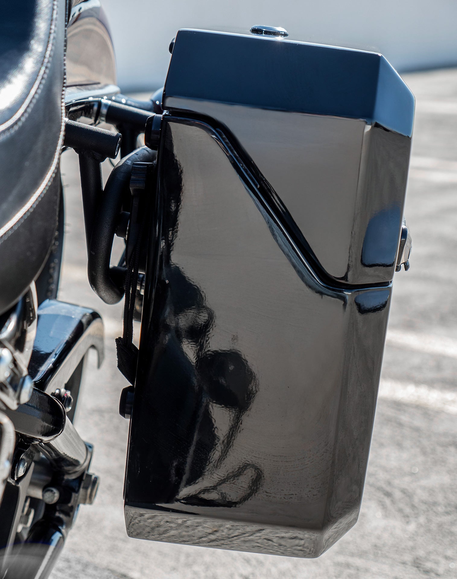 15L - Outlaw Quick Mount Medium Harley Softail Standard FXST Painted Hard Solo Saddlebag (Left Only) v3