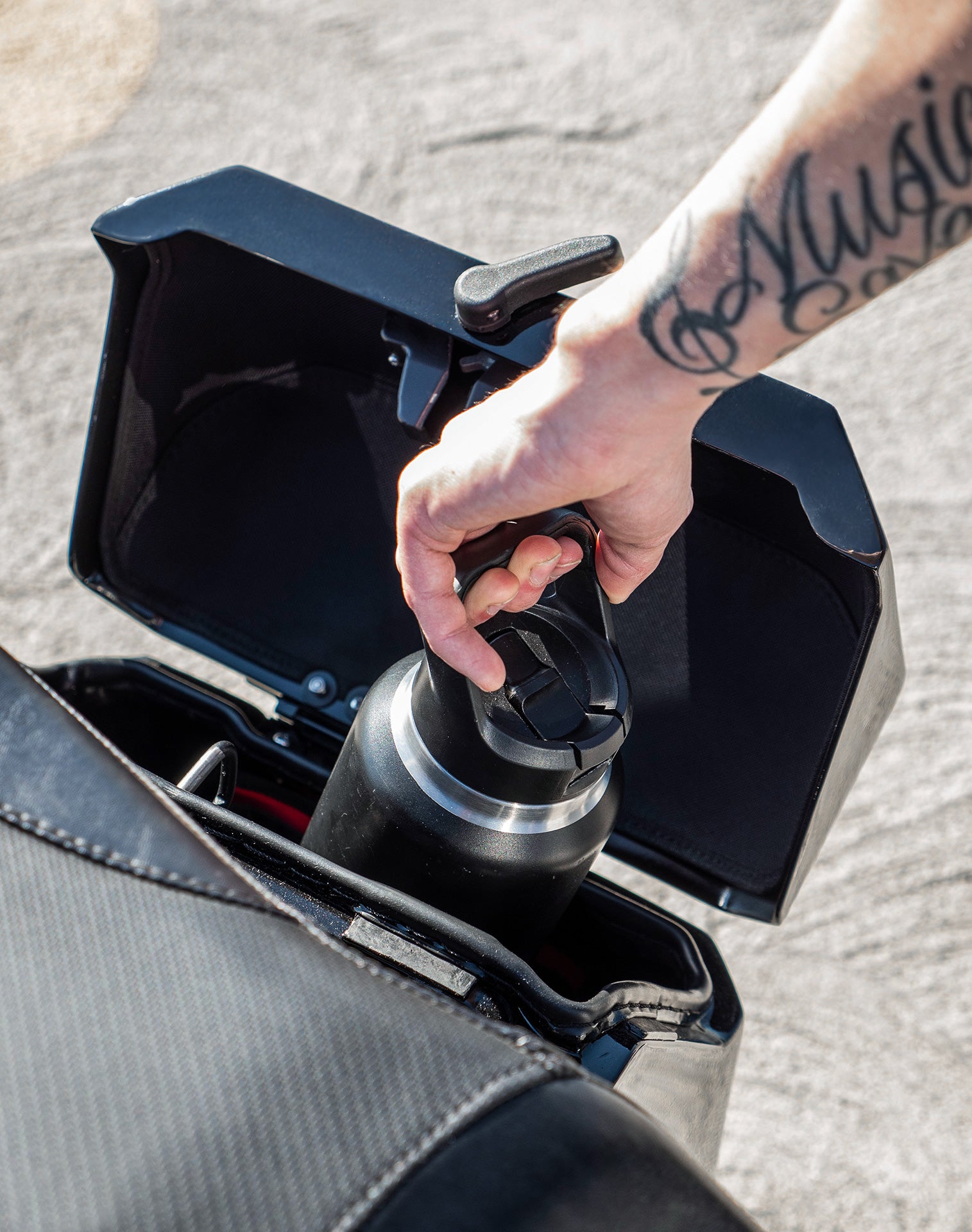 15L - Outlaw Quick Mount Medium Harley Softail Standard FXST Painted Hard Solo Saddlebag (Left Only) v4