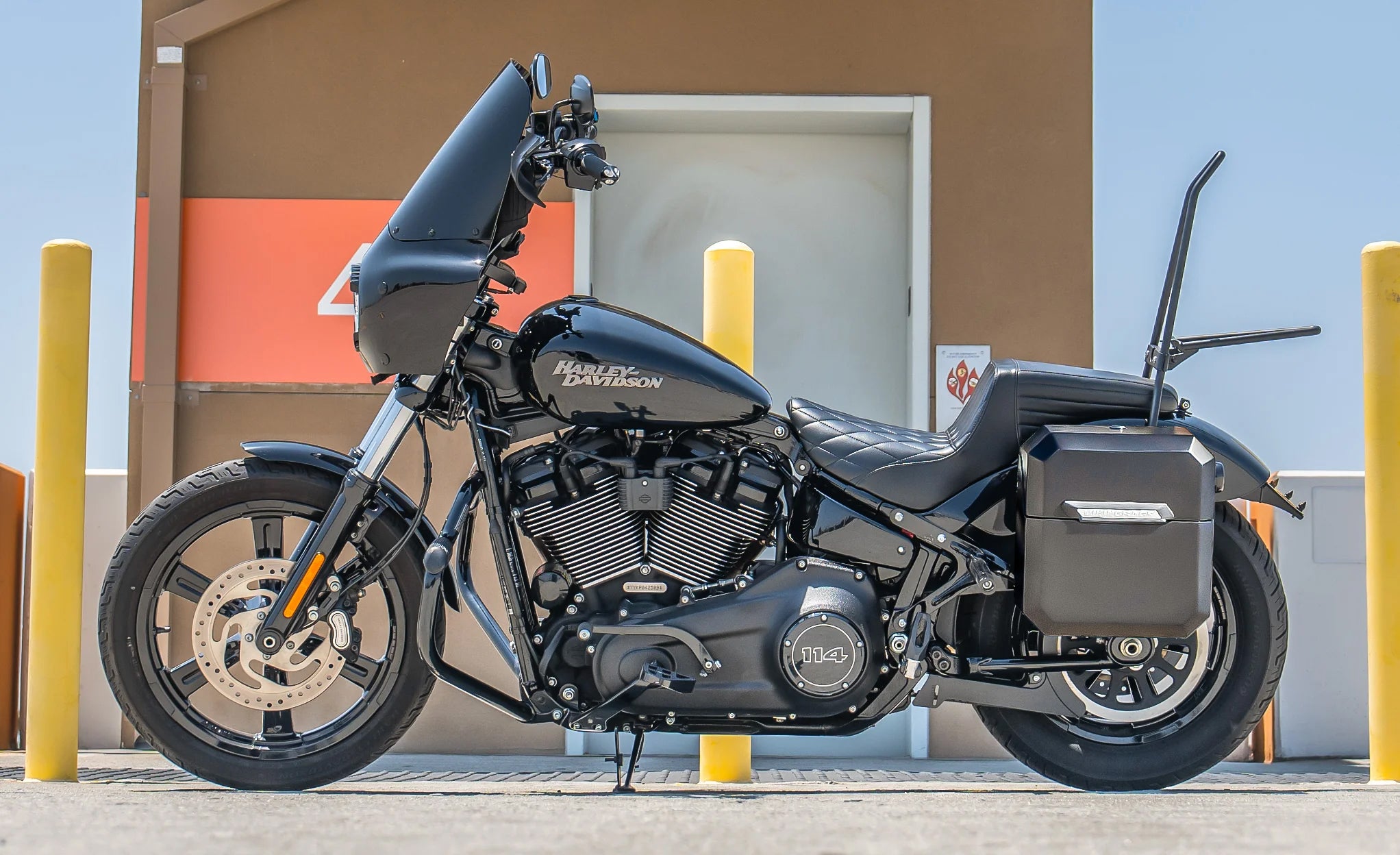 15L - Outlaw Quick Mount Medium Harley Softail Street Bob Matte Hard Solo Saddlebag (Left Only) @expand