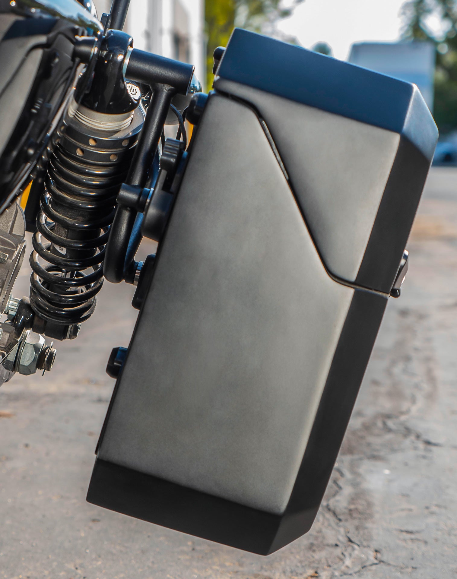 15L - Outlaw Quick Mount Harley Sportster 1200 Custom XL1200C Matte Hard Solo Saddlebag (Left Only) v3