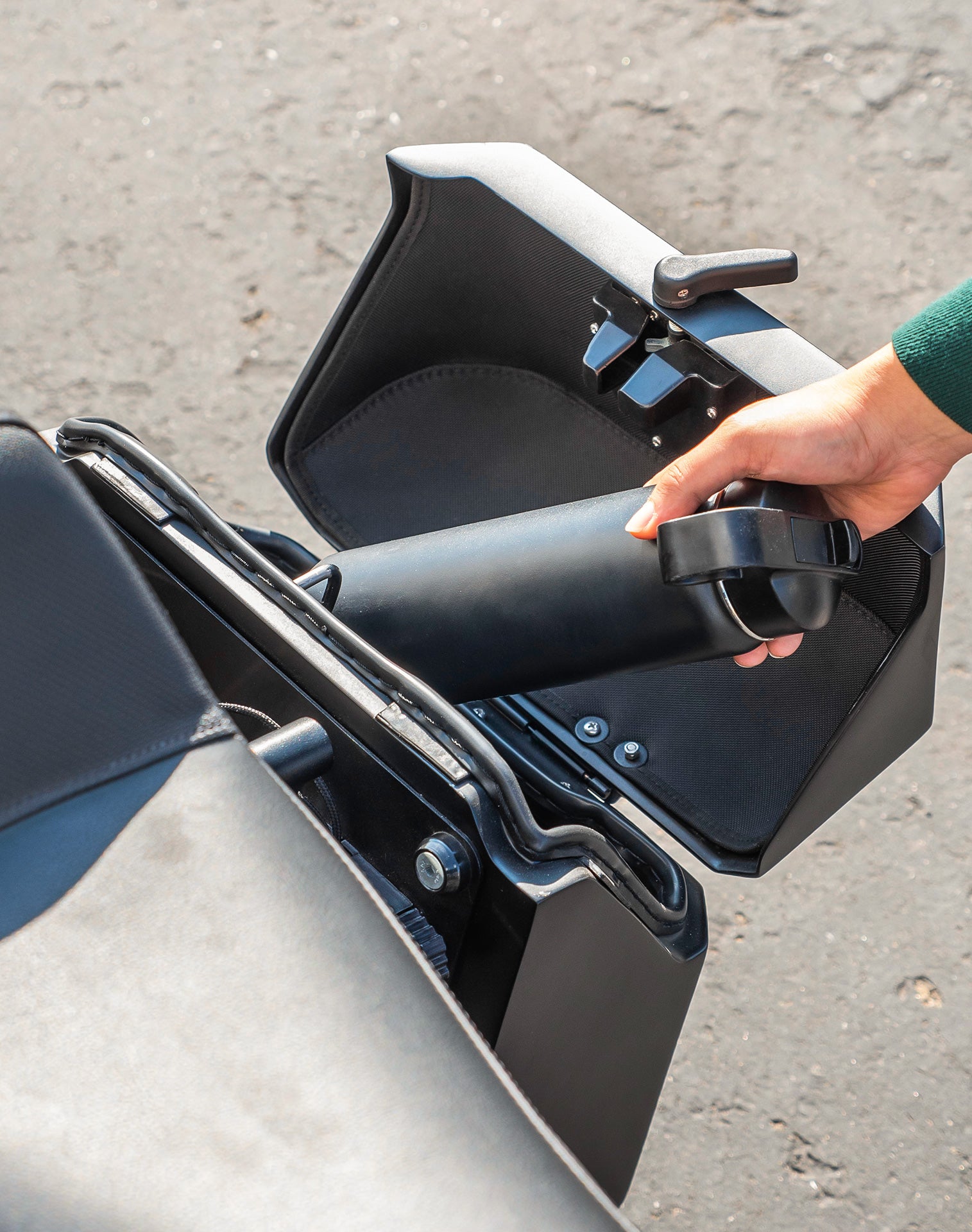 15L - Outlaw Quick Mount Harley Sportster 1200 Custom XL1200C Matte Hard Solo Saddlebag (Left Only) v4