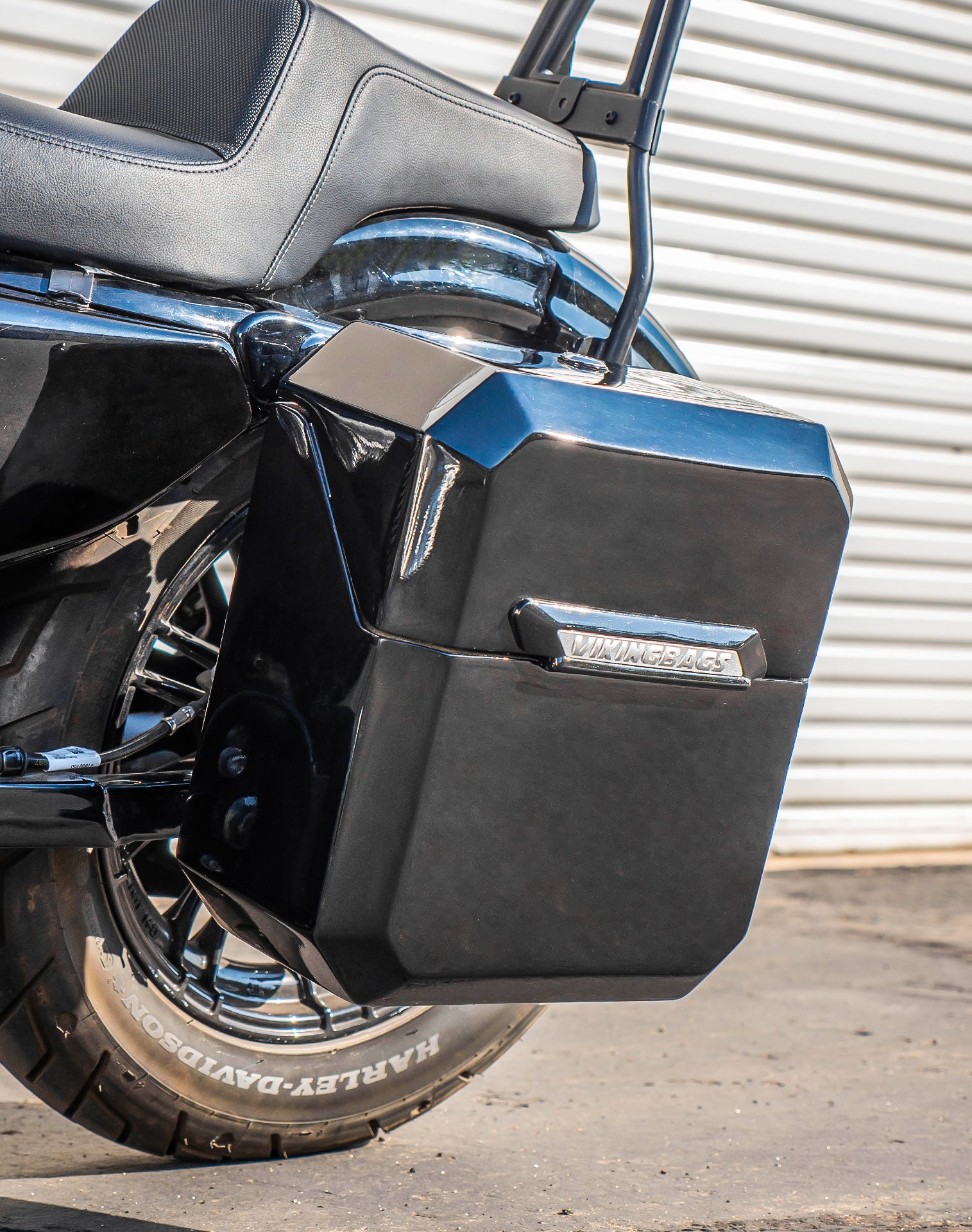 15L - Outlaw Quick Mount Medium Harley Sportster 1200 Custom XL1200C Painted Hard Solo Saddlebag (Left Only) v2