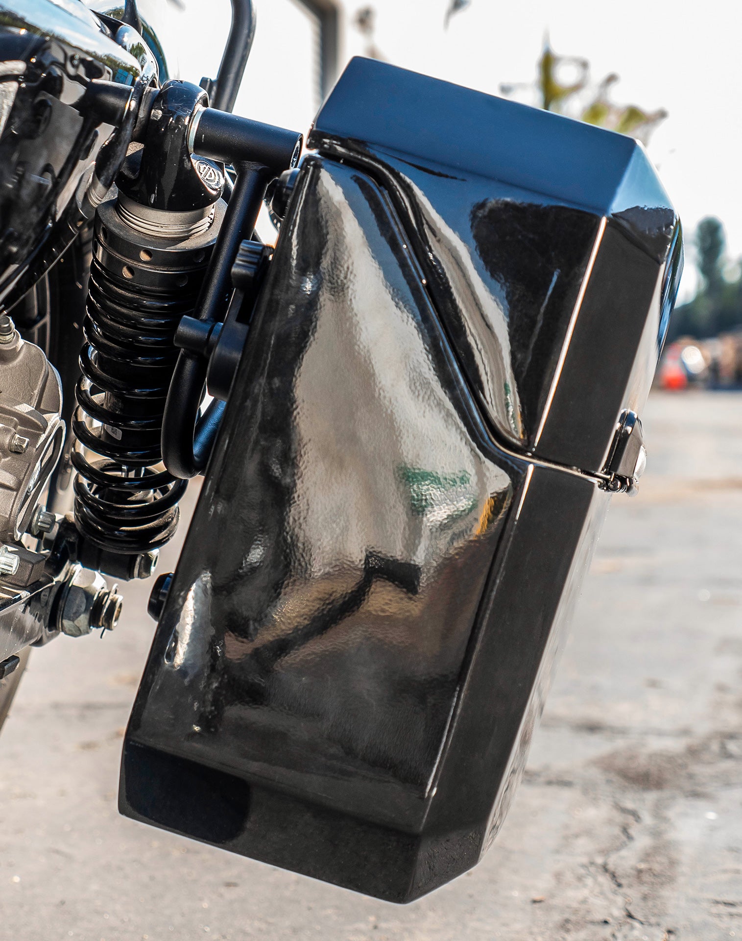 15L - Outlaw Quick Mount Medium Harley Sportster 1200 Custom XL1200C Painted Hard Solo Saddlebag (Left Only) v3