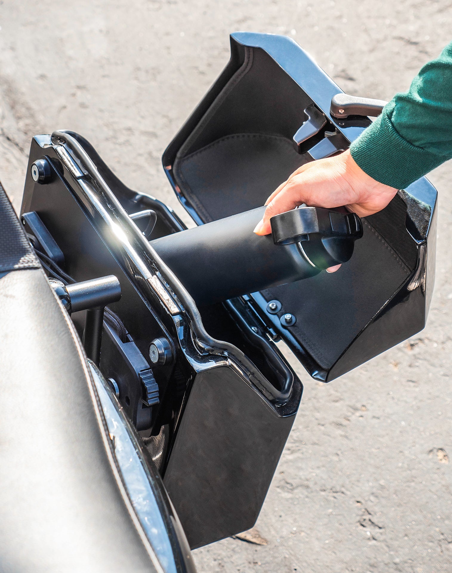 15L - Outlaw Quick Mount Medium Harley Sportster 1200 Custom XL1200C Painted Hard Solo Saddlebag (Left Only) v4