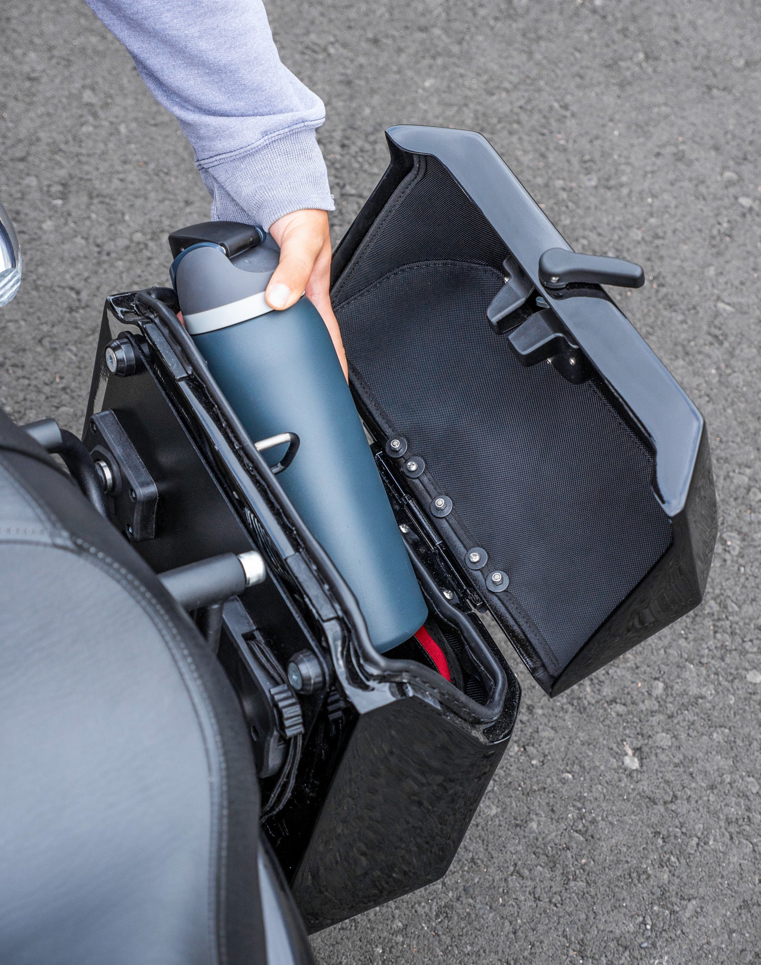 15L - Outlaw Quick Mount Medium Harley Sportster 1200 Low XL1200L Painted Hard Solo Saddlebag (Left Only) v4