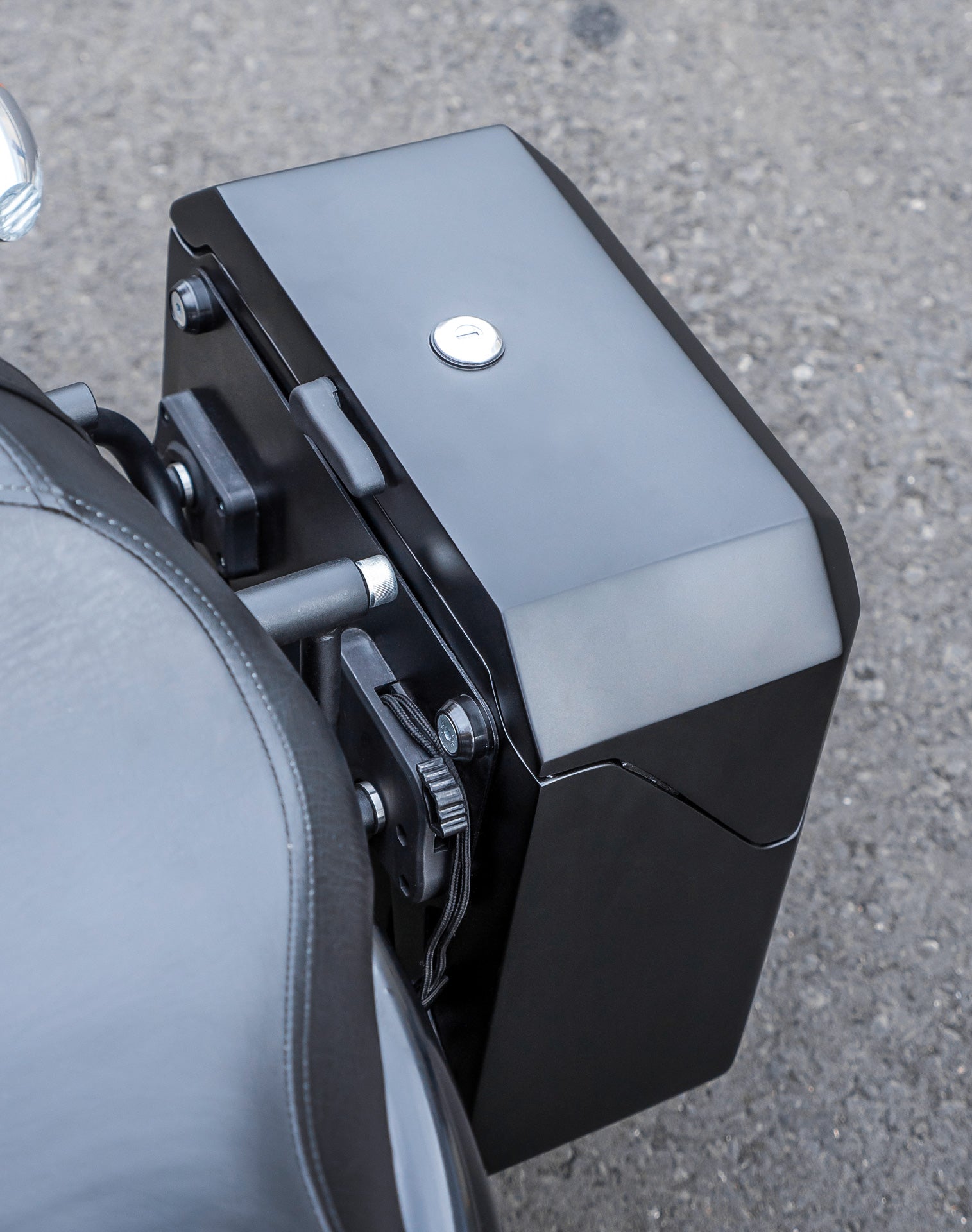 15L - Outlaw Quick Mount Harley Sportster 883 Low XL883L Matte Hard Solo Saddlebag (Left Only) v3