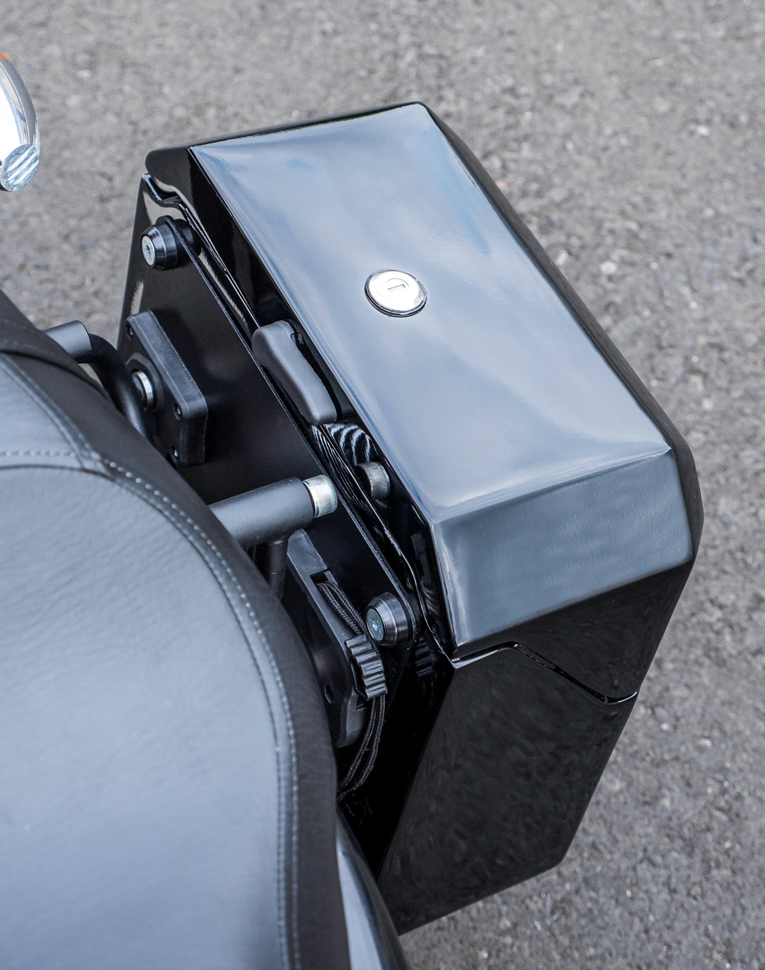 15L - Outlaw Quick Mount Medium Harley Sportster 883 Low XL883L Painted Hard Solo Saddlebag (Left Only) v3