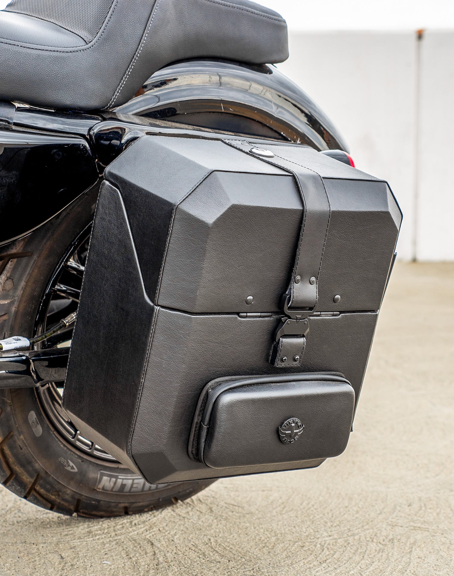 15L - Outlaw Quick Mount Medium Harley Sportster Forty Eight 48 Hard Solo Saddlebag (Left Only) v3