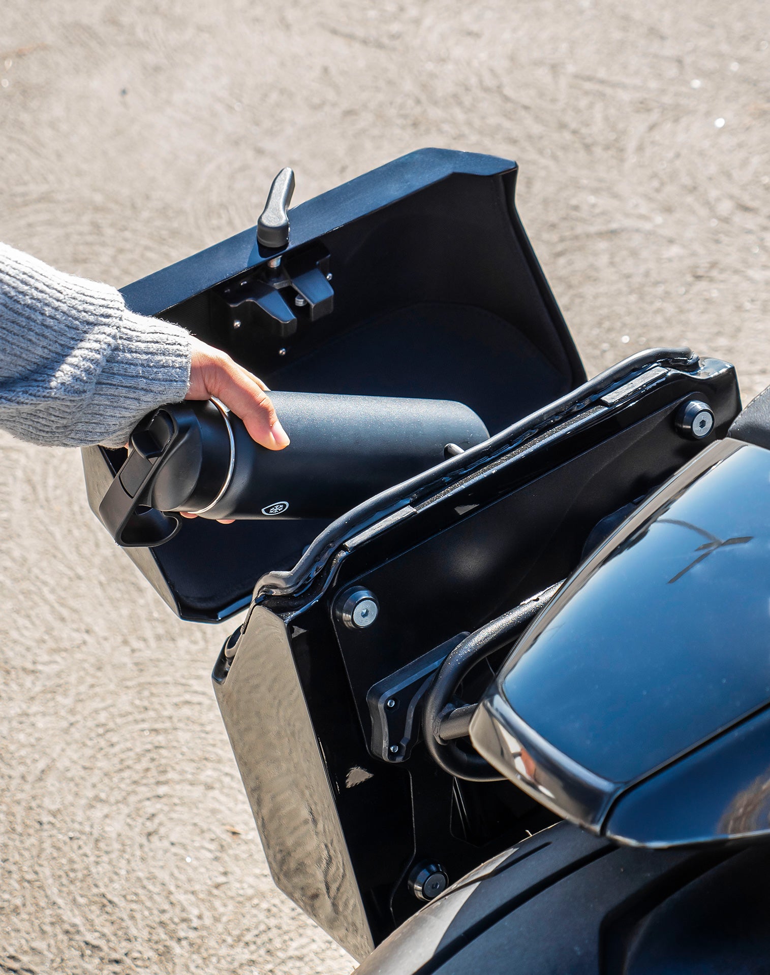 15L - Outlaw Quick Mount Medium Harley Sportster S (RH1250S) Painted Hard Solo Saddlebag (Left Only) v4