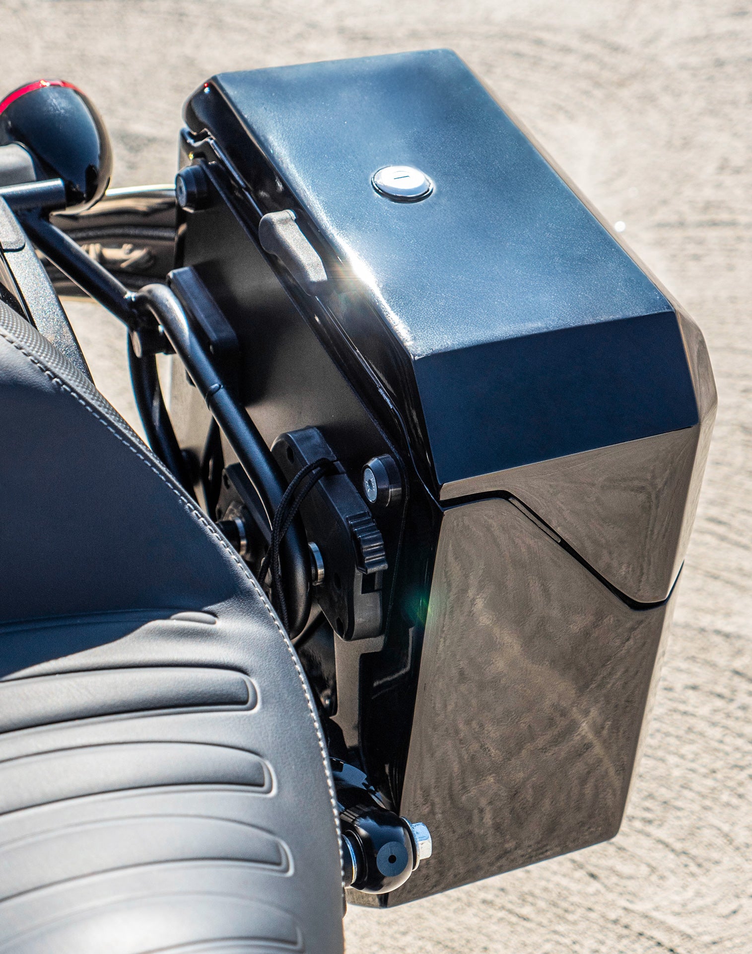 15L - Outlaw Quick Mount Medium Indian Chief Painted Hard Solo Saddlebag (Left Only) Life Style