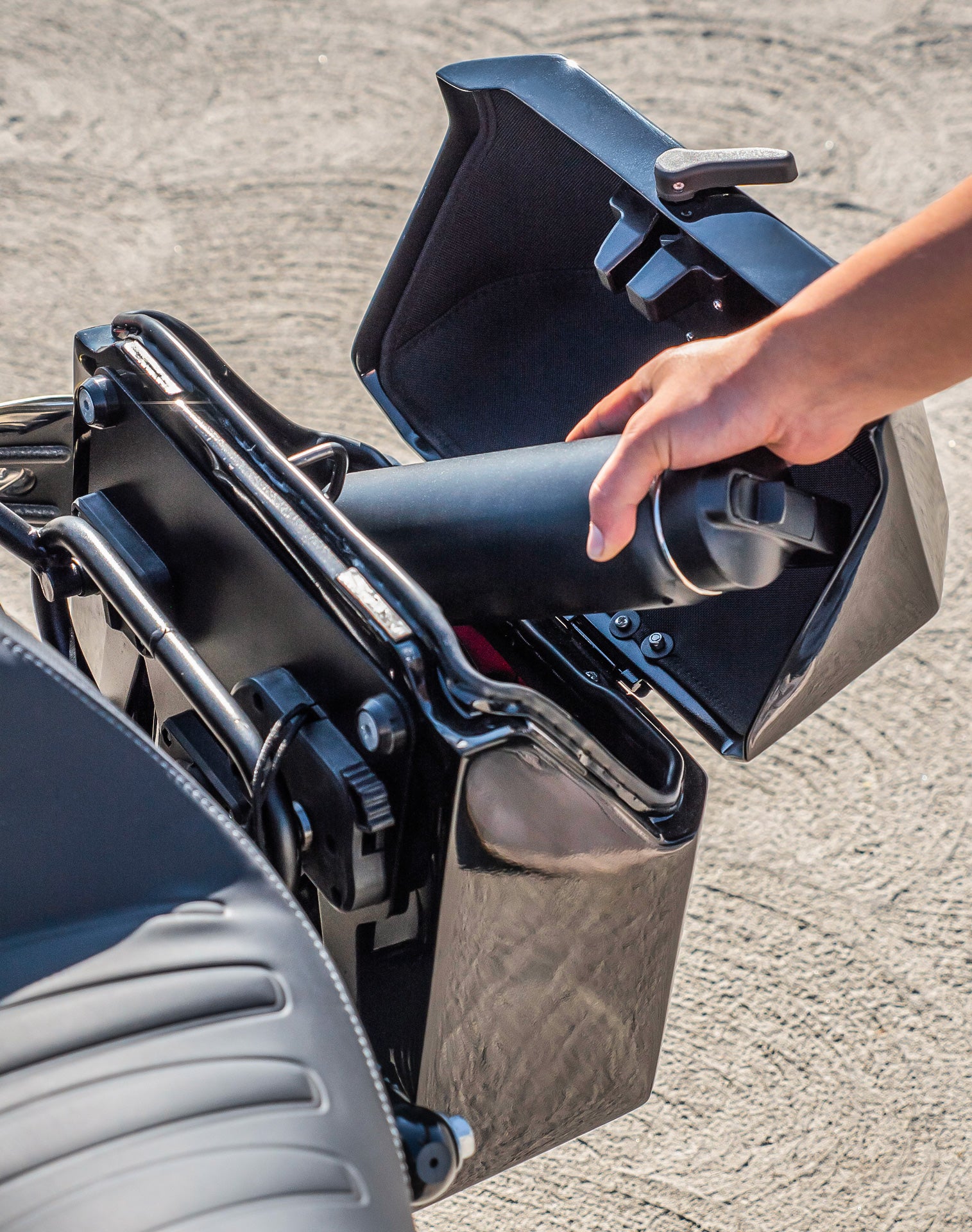 15L - Outlaw Quick-Mount Medium Indian Scout Rogue Painted Hard Solo Saddlebag (Left Only) v4