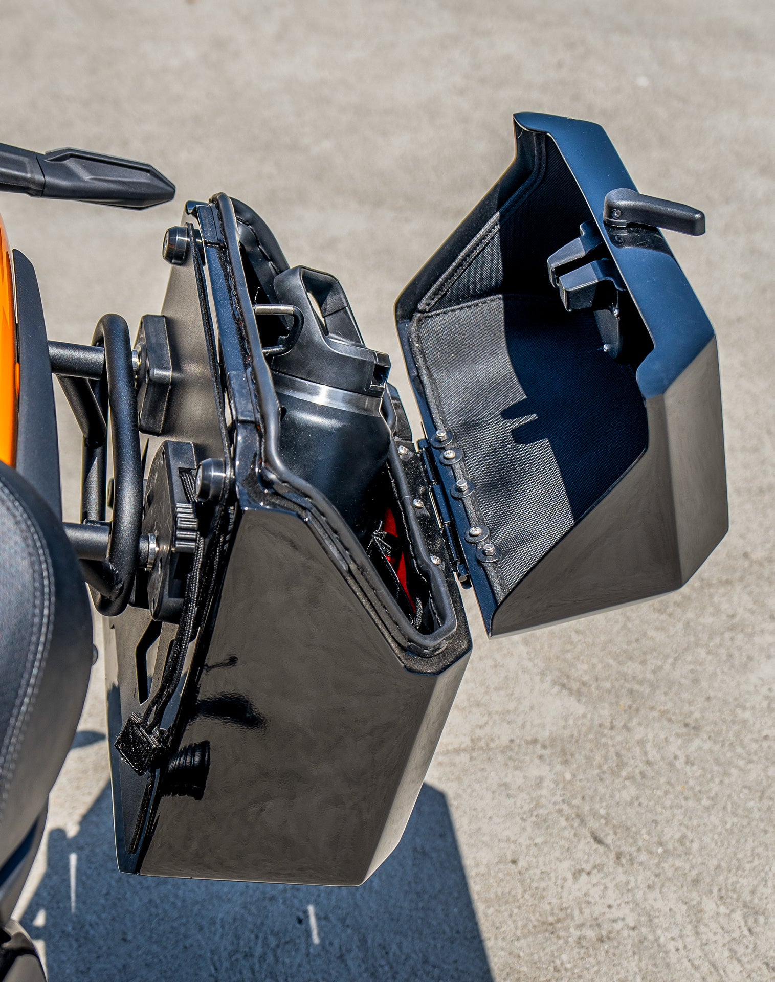 15L - Outlaw Quick Mount Medium Kawasaki Eliminator 450 Painted Hard Solo Saddlebag (Left Only) v4