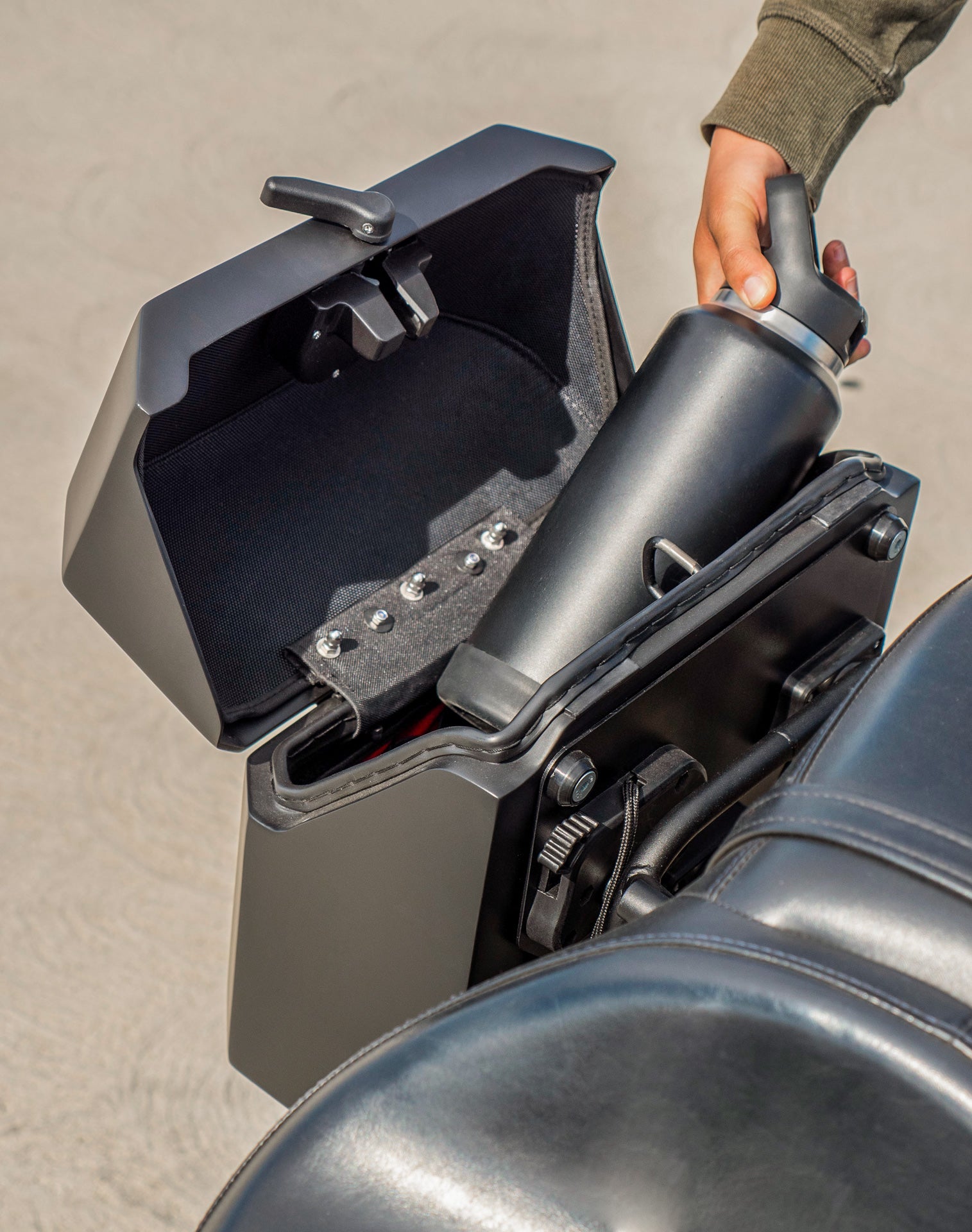15L - Outlaw Quick-Mount Kawasaki Vulcan 900 Classic VN900 Matte Hard Solo Saddlebag (Right Only) v4