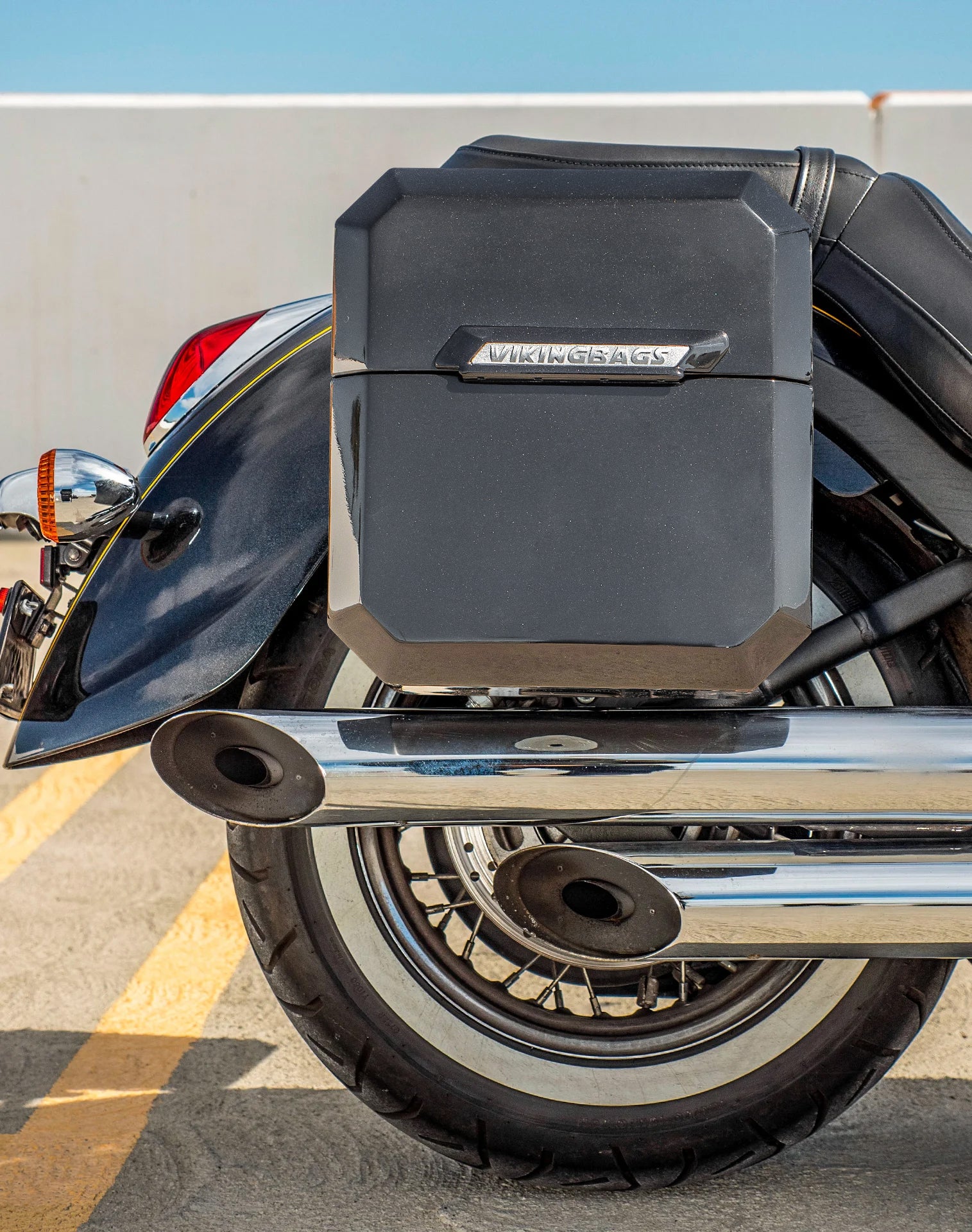 15L - Outlaw Quick-Mount Medium Kawasaki Vulcan 900 Classic VN900 Painted Hard Solo Saddlebag (Right Only) v2
