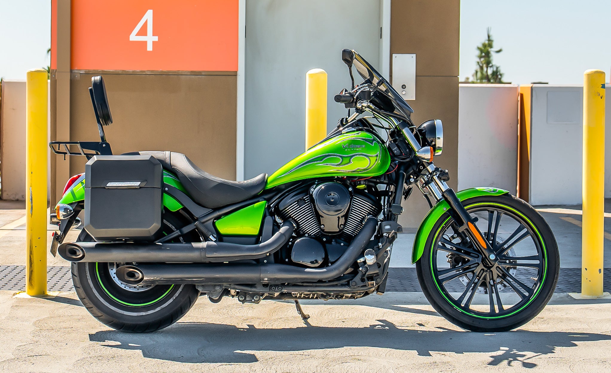 15L - Outlaw Quick-Mount Kawasaki Vulcan 900 Custom Matte Hard Solo Saddlebag (Right Only) @expand