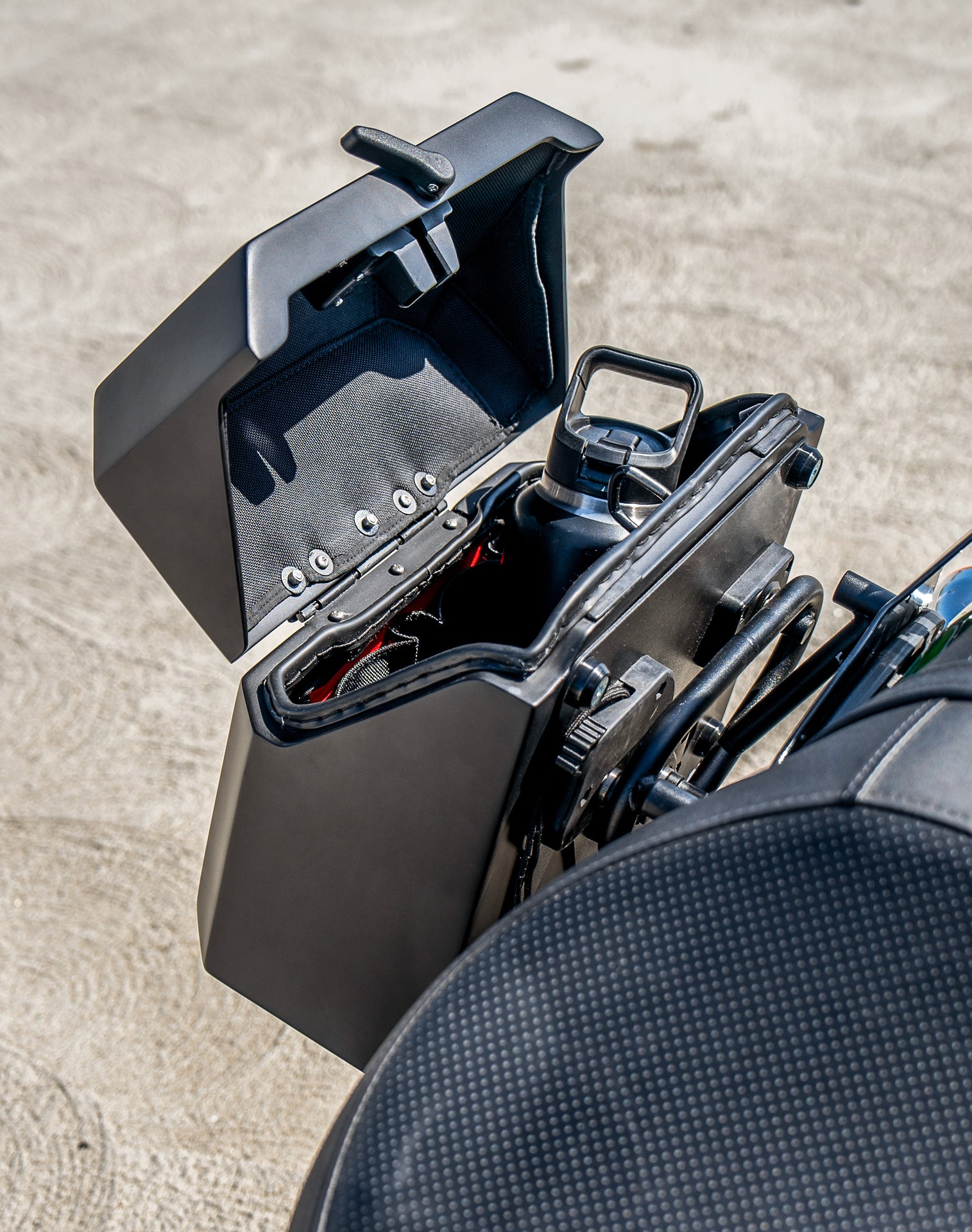 15L - Outlaw Quick-Mount Kawasaki Vulcan 900 Custom Matte Hard Solo Saddlebag (Right Only) v4