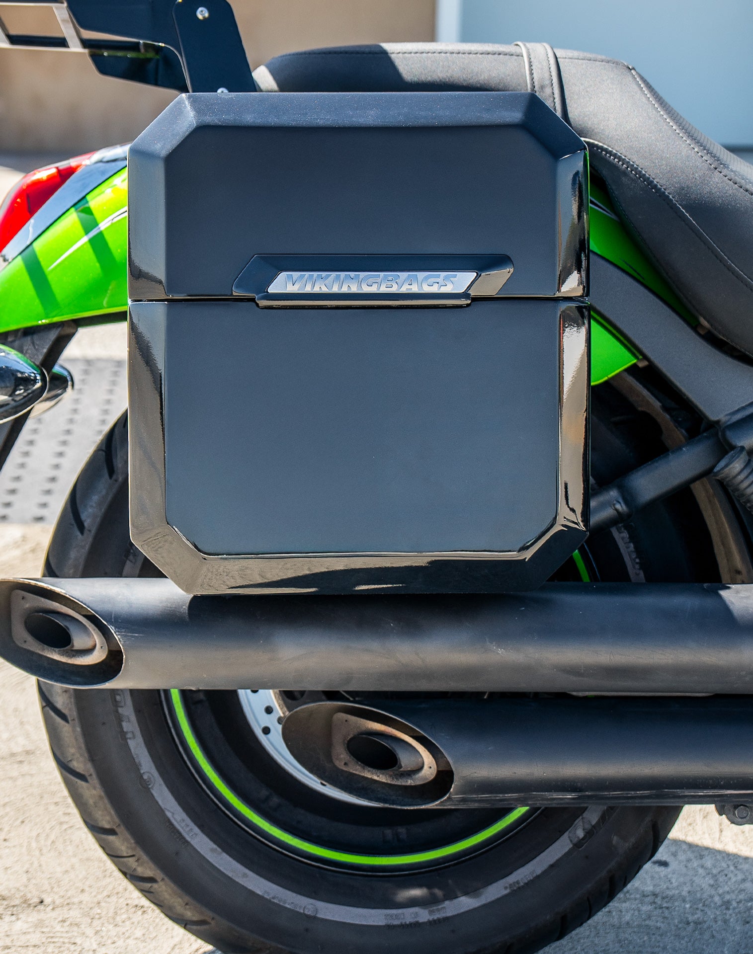 15L - Outlaw Quick-Mount Medium Kawasaki Vulcan 900 Custom Painted Hard Solo Saddlebag (Right Only) v2