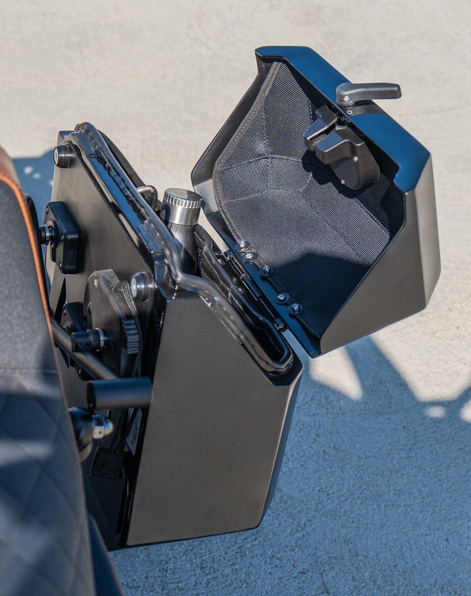 15L - Outlaw Quick Mount Medium Painted Hard Solo Saddlebag (Left Only) for Harley Dyna Super Glide FXD/I Lifestyle