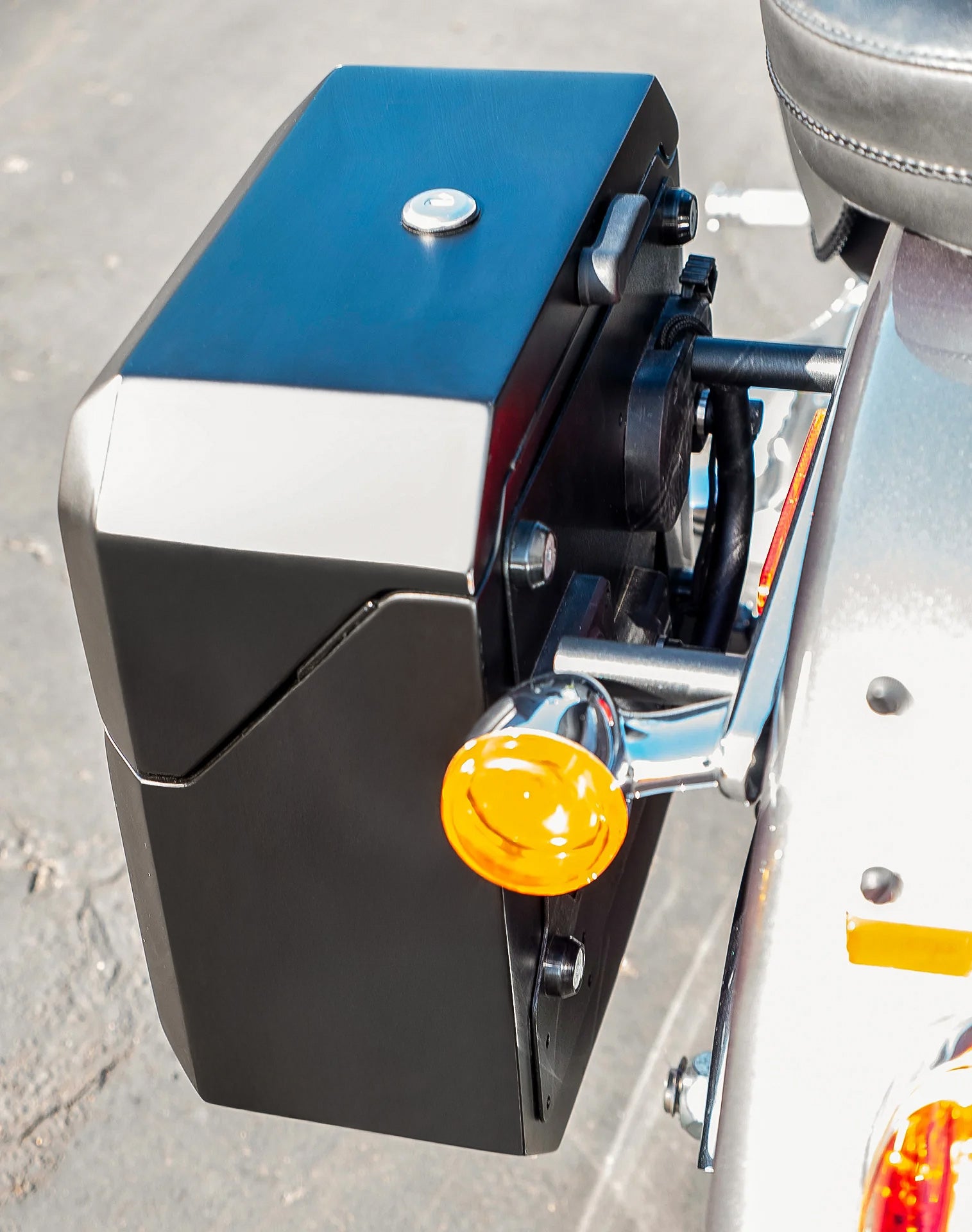 15L - Outlaw Quick-Mount Matte Solo Saddlebag (Left Only) for Harley Softail Fat Boy Lo FLSTFB v2