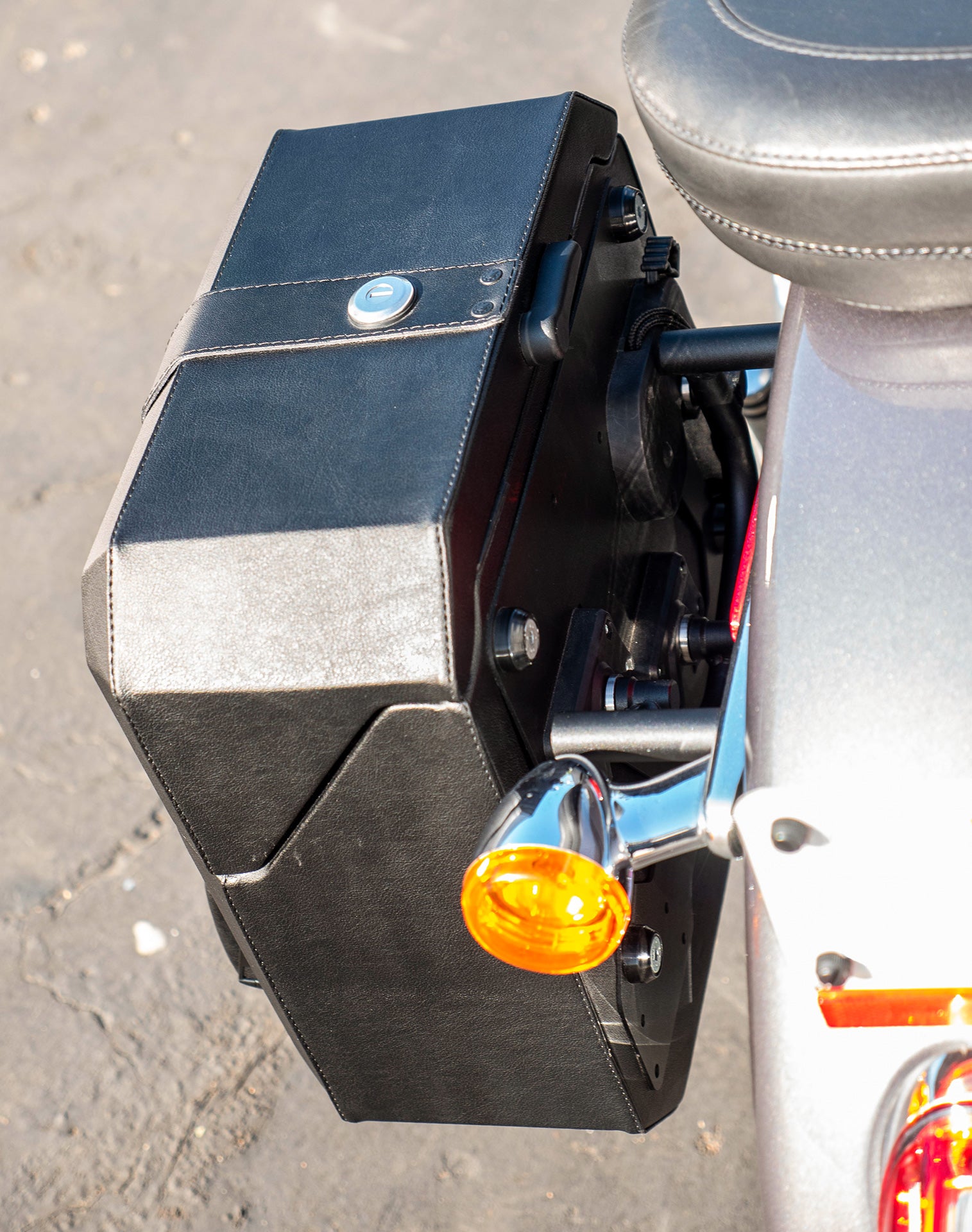 15L - Outlaw Quick Mount Medium Hard Solo Saddlebag (Left Only) for Harley Softail Fat Boy FLSTF/I v2