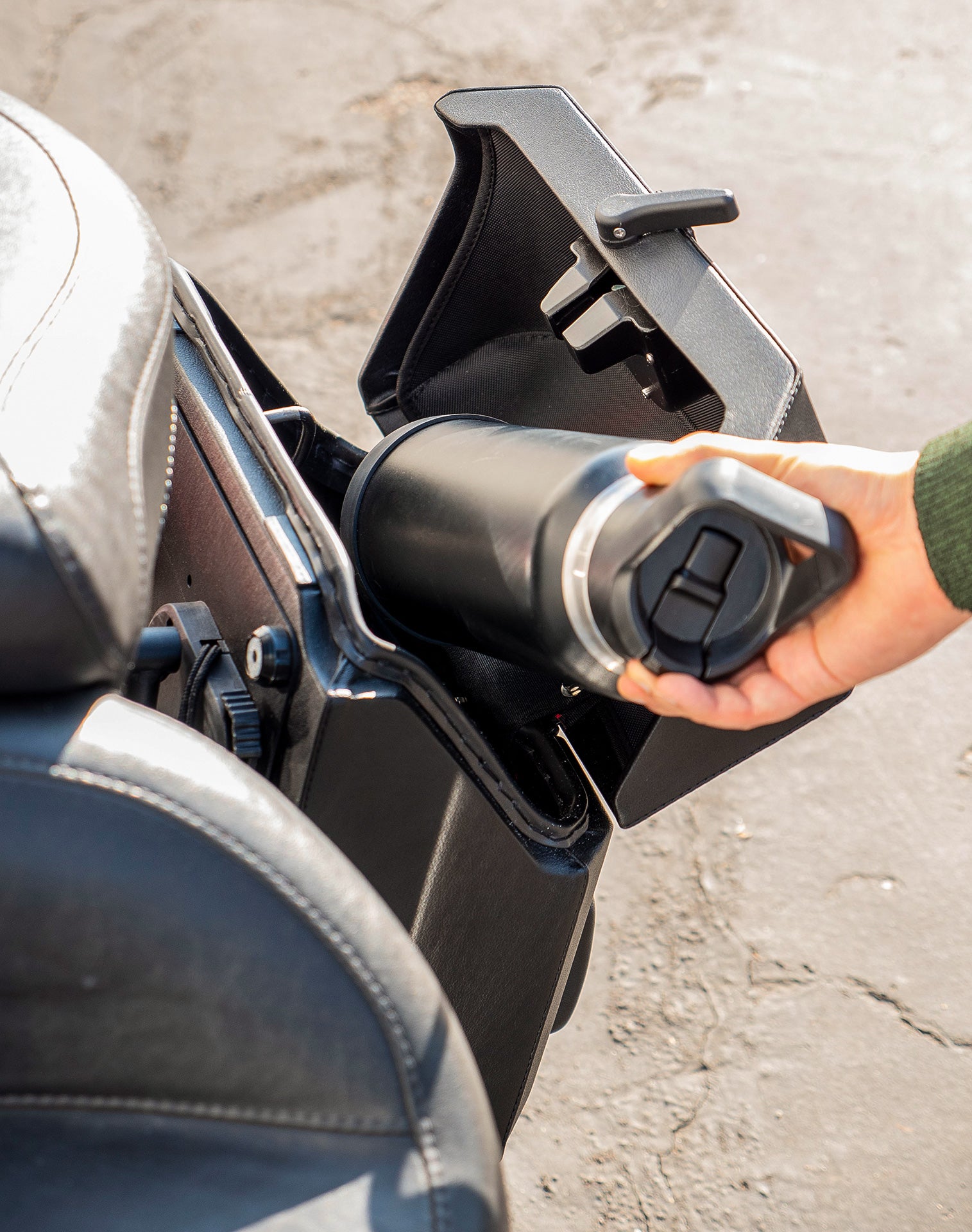 15L - Outlaw Quick Mount Medium Hard Solo Saddlebag (Left Only) for Heritage Classic FLSTC/I v4